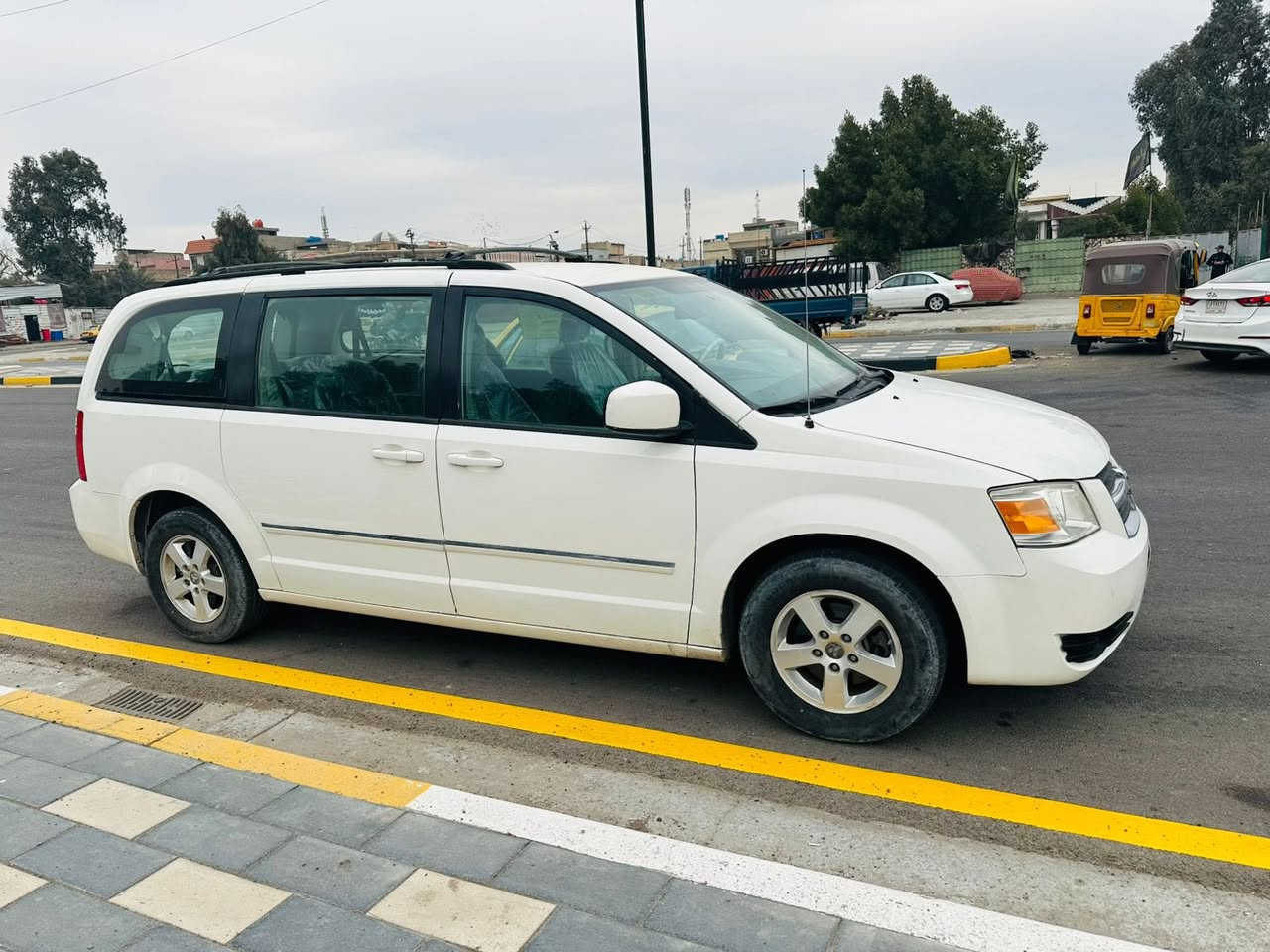 دوج كرفان موديل 2009
حادثها قفط جاملغ مبدل بدون دواخل 
ايرباكات سليمه 
كير مكينه حداديه خير من الله
مكينه 3800 
V6 SXT
مواصفاتها معروفه 
بيبان سلايت كهرباء 
كراسي كهرباء 
اناره داخليه LED
منضومه زينون عالي ناصي
كراسي مطعم جلد ومخمل
تايرات صدر كله جديد 
السعر ١١٨ مجال كلش قليل
رقم بغداد الجديد انكليزي باسمي 
مكاني بغداد ***********
