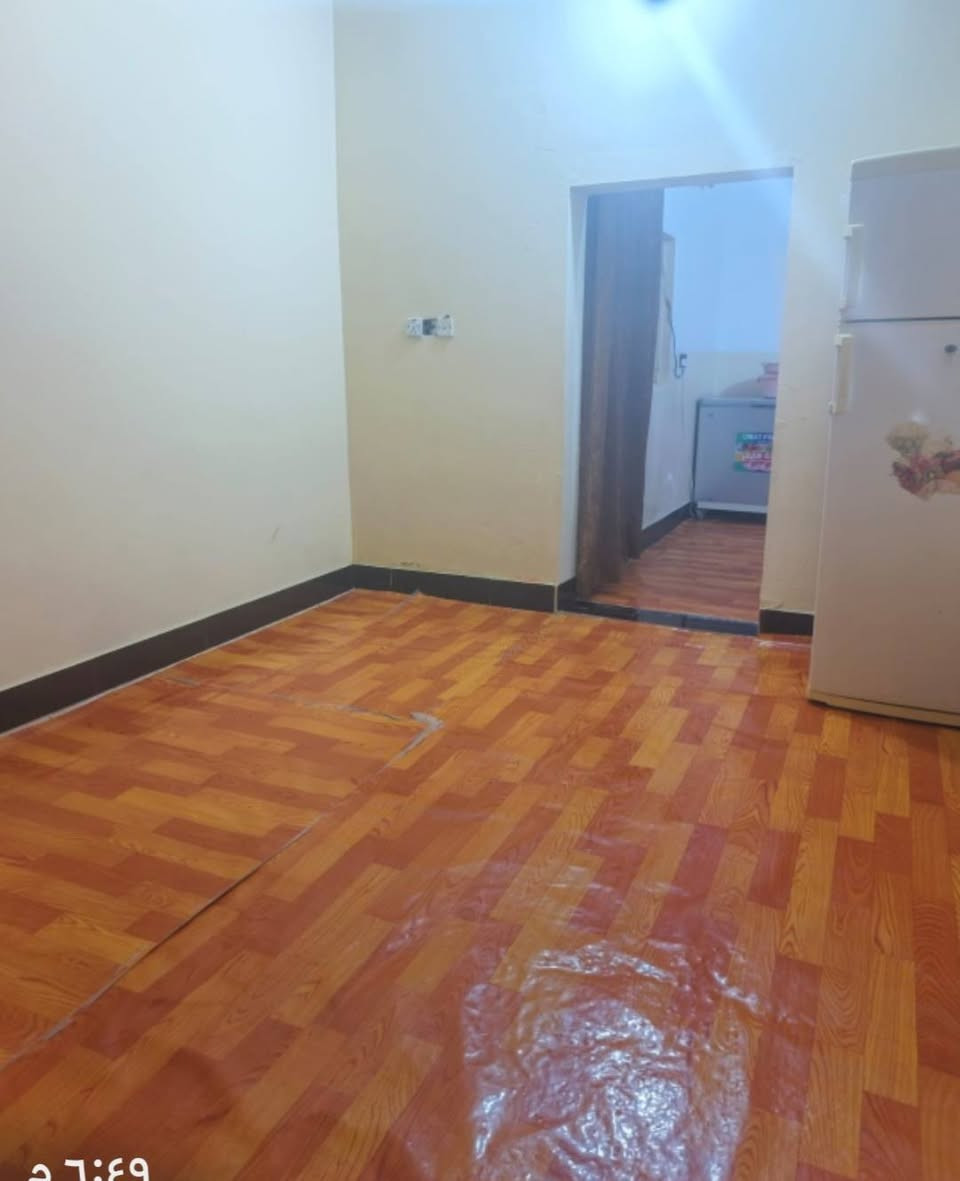 للبيع  دار سكن 100 متر. زراعي سند 25  غرفه  صاله استقبال مطبخ صحيات  داخليه وخارجيه. البو جاسم قرب الملعب ومولدة عامر السعر 21 الاستقبال خاص او   الاتصال ب ***********

