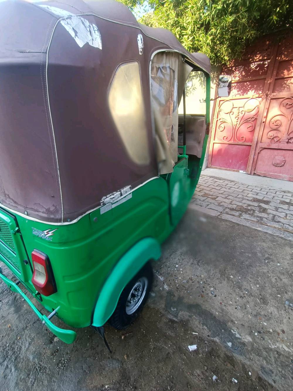 تكتك بحالة جيدة مع لون خارجي أخضر جذاب. المحرك يعمل بشكل ممتاز والدعامات والسقف جيدين. الداخلية نظيفة وتتضمن مقاعد مريحة. مناسب للنقل داخل المدينة أو للعمل اليومي. ممتاز للاستعمال الشخصي أو التجاري.