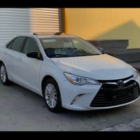 سيارة تويوتا كامري بيضاء فاخرة بحالة ممتازة وناصعة البياض. توفر لك أدا...