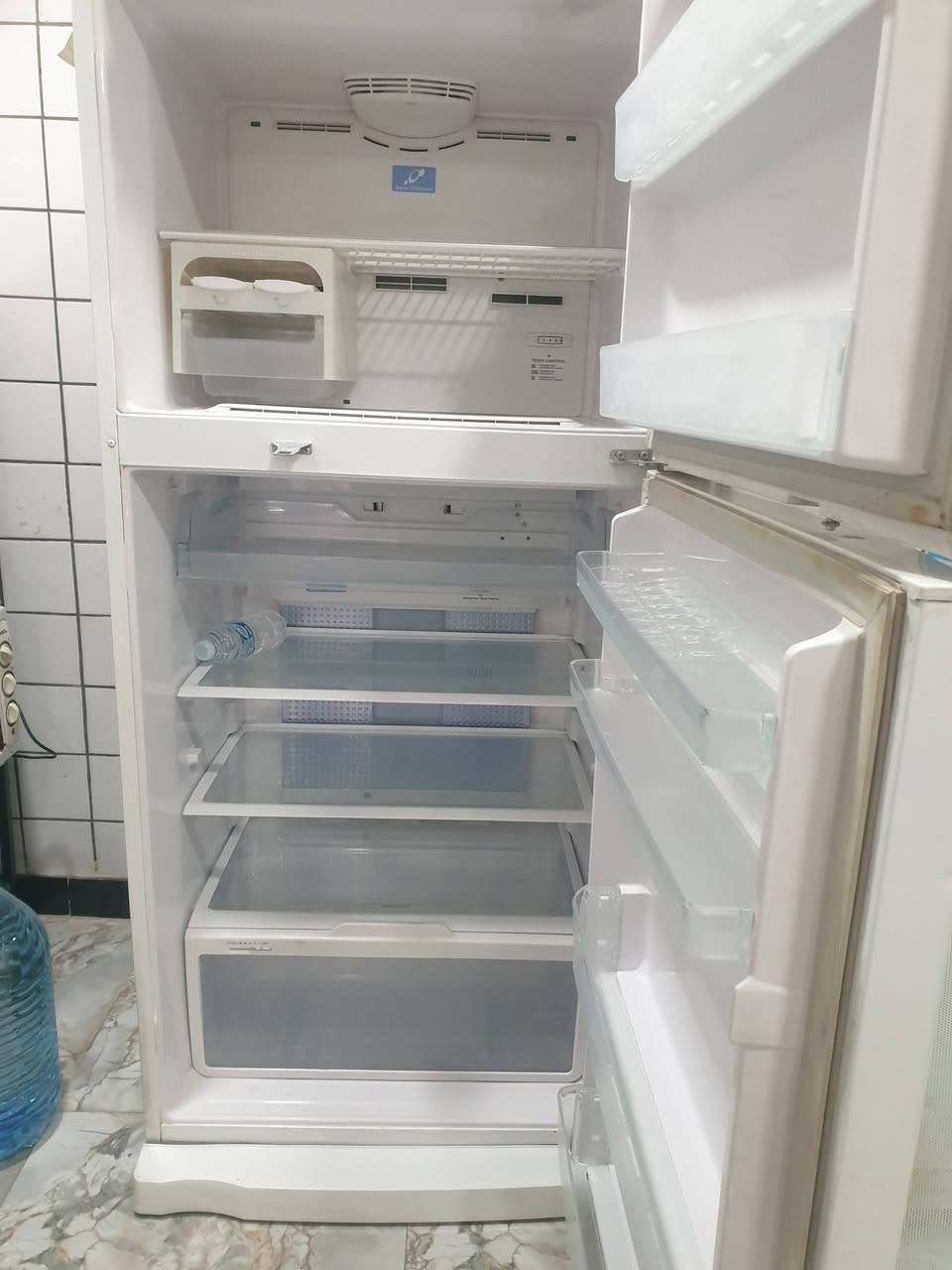 ثلاجة هيتاشي نظيفه سعره ٢٥٠ الف / ***********
