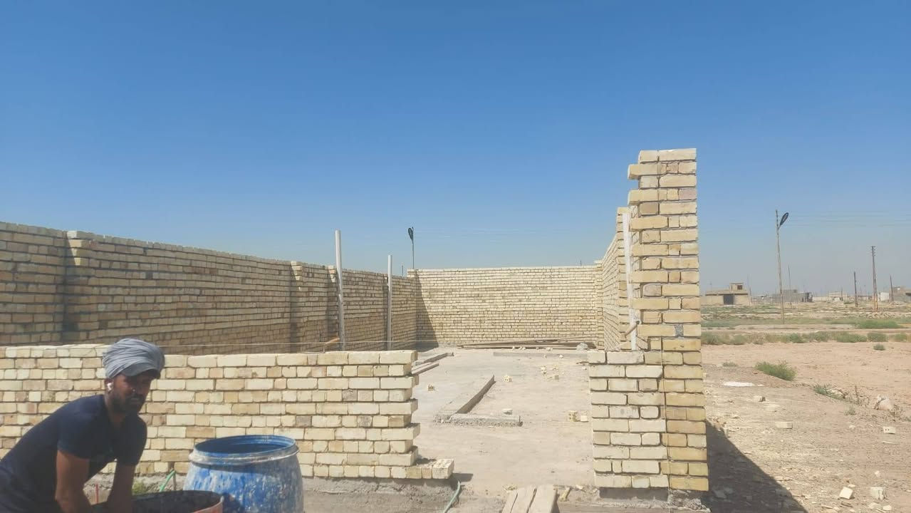 يسلام عليكم عندي هاذا البيت الهيكل نقصه بعد دبل يكمل ويتقفل طابوك عارضة لبيع بسعر ٢٥ مليون او مراوس بقطعه ٤٠٠ متر والله الرفت المجاري الطابوك كله درجه الاولئ الموقع بوب الشام مقابل حي الداخلية الطابو
***********
