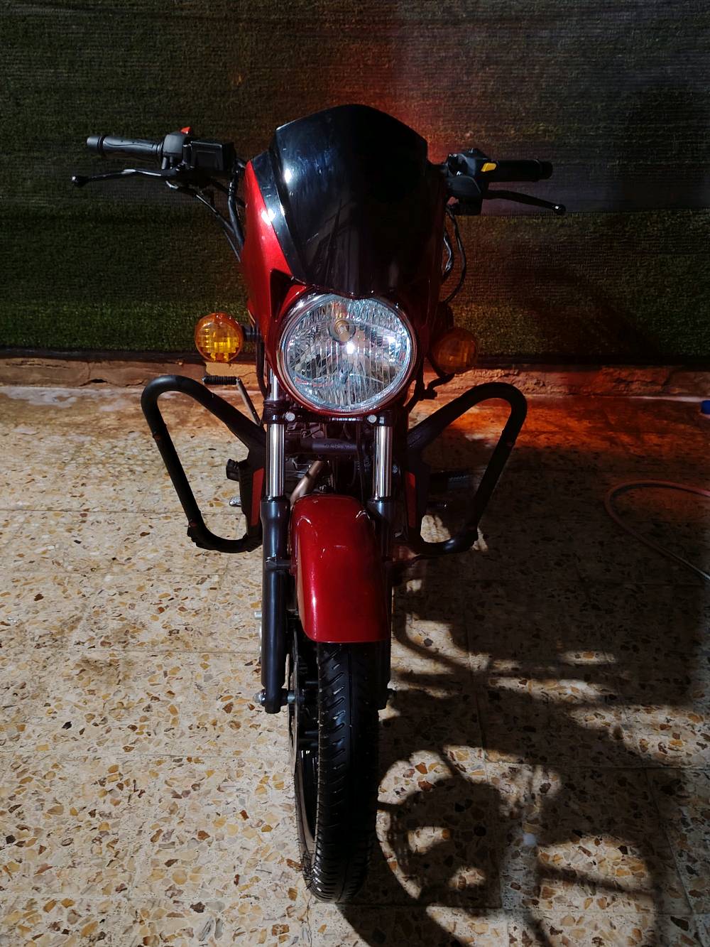 السلام عليكم شباب دراجه tvs كلاسك موديل 2023 طالعه ب 2025 بشهر الخامس الدراجه نظيفه بحاله الوكاله صارله 5 أشهر بالشارع الدراجه حيل نظيفه أكثر من ما تتوقع مهتم بيه حيل غسل يوميه تبديل دهن كل ١٠ ايام دهن لكوموني الدراجه رقم و سنويه بصره لوحات بالبيت ما شادهن بأسمي تحويل ثاني يوم. سعر الدراجه ملونين و سبعميه 2700 الدراجه لأن احتاجيت راح ابيعه لحد يكسر بسعره يرحم والديكم ***********