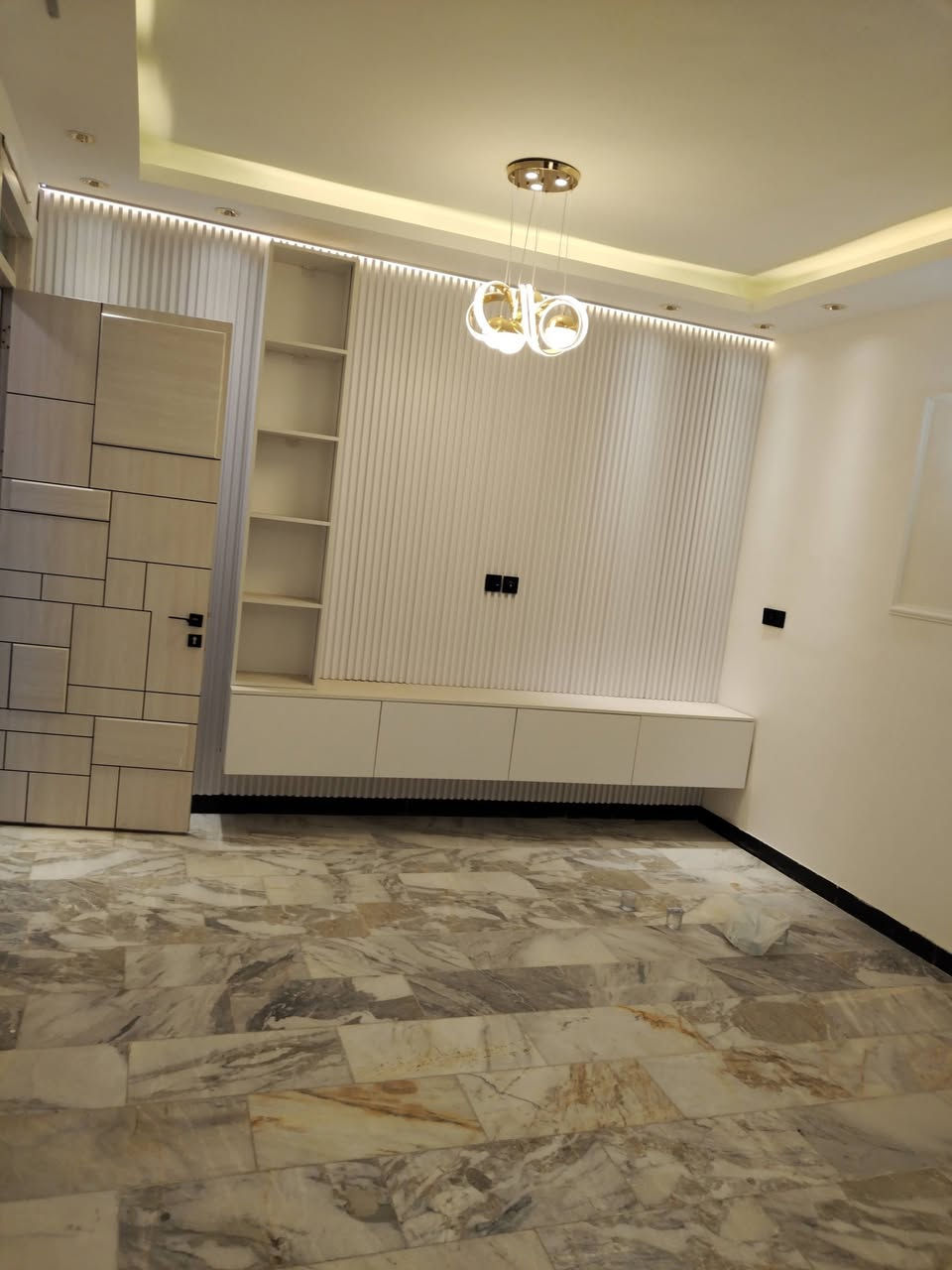 تحيه طيبه
للبيع في حي الحسين

بغداد
تـــــم جمع ما بين الحداثة والرصانة

بيت 150 م
٤ غرفه نوم
غير مستعمل
حديث
٥٣٥ مليون

***********
واتساب

حكمة اليوم :

الحياة مستمرة سواء ضحكت أم بكيت فلا ، تحمل نفسك هموما ، لن تستفيد منها ، القلق لا يمنع ألم الغد ، لكنه يسرق متعة اليوم ...
