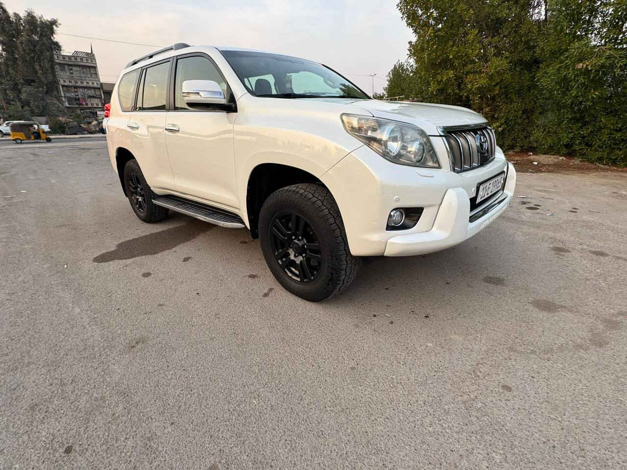 السلام عليكم تويوتا برادو كويتي موديل 2010 فول 1/1 مواصفات لكزس محرك 4000 /6 سلندر تخم تاير جديد صدر امامي خلفي جديد رقم بغداد انكليزي باسمي مواصفات السيارة سلايد قماره دبل تانكي دفع رباعي داخل جلد بيجي ثلاجة تحكم ستيرن حساس امامي خلفي كامره اماميه خلفية 4 جهات 12 ايرباك لايت زنون كشنات اماميه كهرباء خزن ميموري كشنات اماميه تدفئه تبريد شاشه اصليه DVD بالسقف مري جانبيه شفط كهرباء 7 راكب 3 قطع تبريد بلوتوث CD  منفذ AUX/USB اضائه لدي بالابواب داخلي اضائه ترحيب السيارة مكفوله كفاله عامه من الصبغ فقط باب السايق بارد/ محرك مكفول اكسل امامي خلفي مكفول كشنات الخلفيه كهرباء  شفط سبعه راكب  السيارة جكات فول لمتد أعلى مواصفات بالبرادو عنواني بغداد رايد مراوس هاتف ***********
