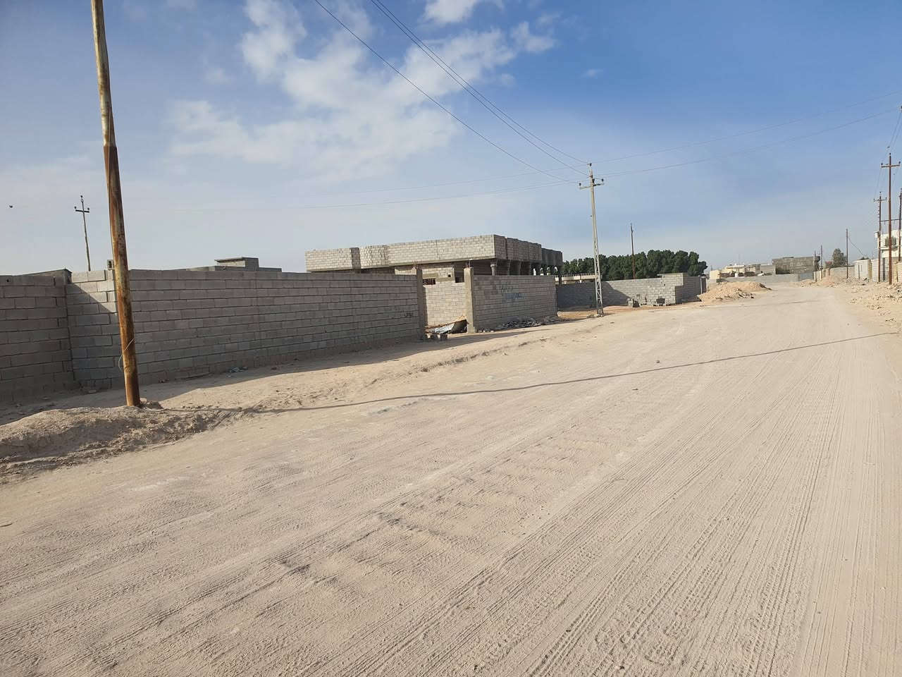 دونم زراعي للبيع والمراوس موقع تجاري وسكني مسيج كامل مع بوابه الزبير المكصب شارع ابو عكاب الجشعم عرض الشارع 35 متر على اساس يتبلط خدمات متوفره كهرباء وماء بس تشارك السعر 60 مليون بيه مجال ***********
