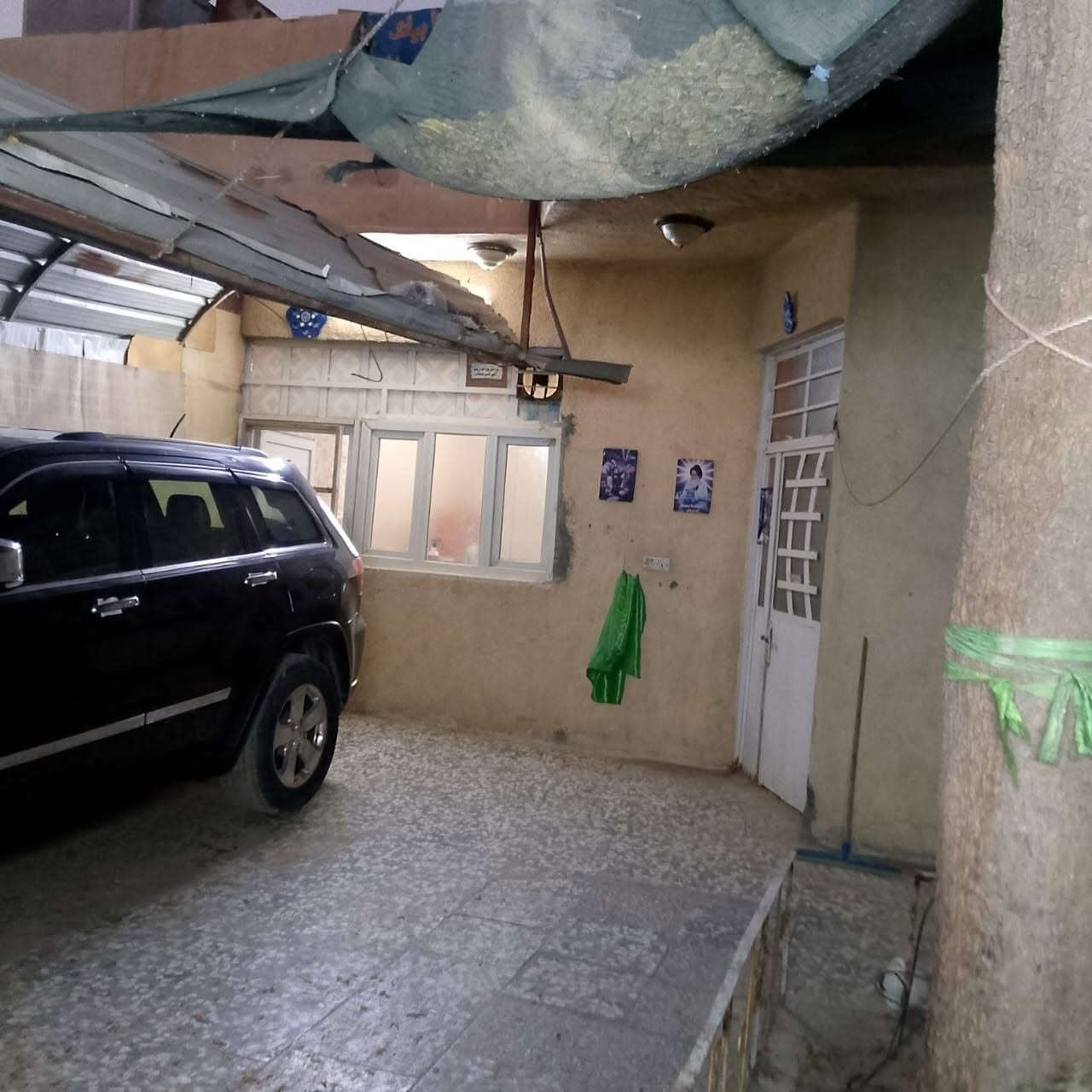 السلام عليكم بيت للبيع غرفتين نوم واستقبال وصاله ومطبخ وصحيات وكراج وحديقه وغرفه طابق ثاني سيراميك وكاشي البيت مع ماطور مي وتانكي عالسياحي عالشارع العام قرب مدرسه مسقط بسعر مناسب ***********
