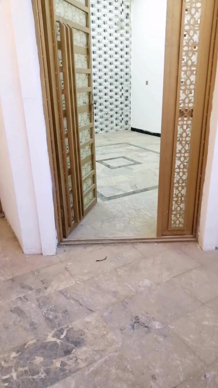 قصر الكاظمية للعقار
دار للبيع بالحرية الثانية عالمحلة 426  طابقين مسلح جديد بناء درجة اولى المساحة 99م يحتوي الطابق الأرضي على طارمة وصحيات خارجية وصالة وحولي مطبخ وحمام مشترك وغرفة نوم وفوگ غرفتين نوم وحمام مشترك وسطح ..... المراجعة مكتب قصر الكاظمية للعقار الشارع العريض مقابل مصور عيسى وللمعلومات اكثر الاتصال على 👇
*********** وات ساب
 *********** وات ساب
