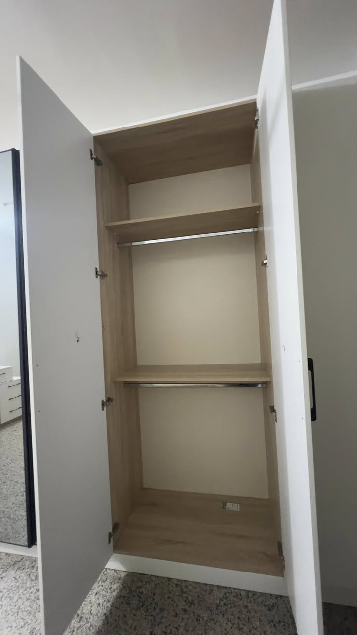 غرفة نوم HDF
تصميم وتنفيذ شركة برونز للاثاث والديكور 
طول الكنور 4 متر
ارتفاع الكنتور 2.60مع ملحق
مكونه من 5 قطع
غرفة جديدة غير مستخدمة اطلاقاً 
للأستفسار ***********
