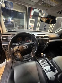 فور رنر موديل 2024  SR5 بريميوم حقيقي  السيارة فوول مواصفات  لون سمنتي...