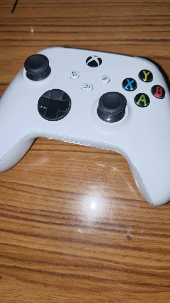 اكسبوكس للبيع ب 350 الف مع كامل ملحقاته و بطاريتين و شاحنه و حساب للعبة blackmyth و dying light 3 و سايلنت هيل 2 و فيفا 26 شراء داخل الحساب و كيم باس 3 اشهر شراء داخل الحساب و ردد 2 شراء داخل الحساب و جميع اجزاء كال اوف ديوتي شراء داخل الحساب 
للحجز راسلني واتساب او تلي ***********
