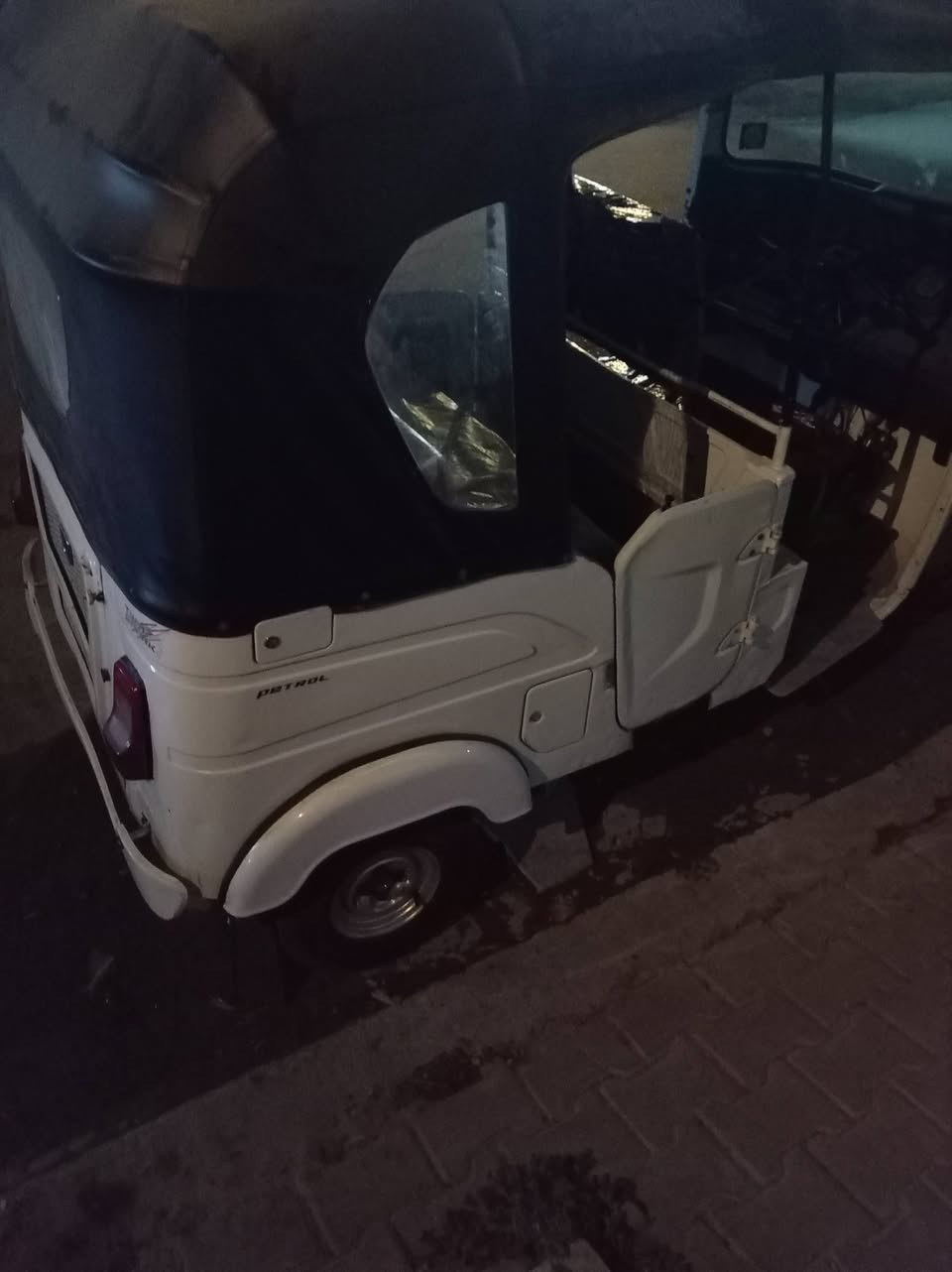 السلام عليكم تكتك للبيع رقم وسنويه بغداد موديل 22شهر10 قطرة خياس ما بيهة مكينه ما مفتوحه مكاني الحسينيه الراشديه ***********
