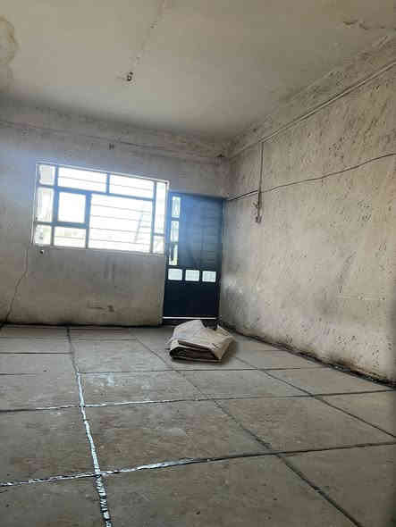 السلام عليكم بيت مساحه 85 متر الايجار غرفتين وصاله ومطابخ والكراج والسطح يجاره 350 ابو دشير شارع الضغط قرب حسينه الكلاظمين 
***********
