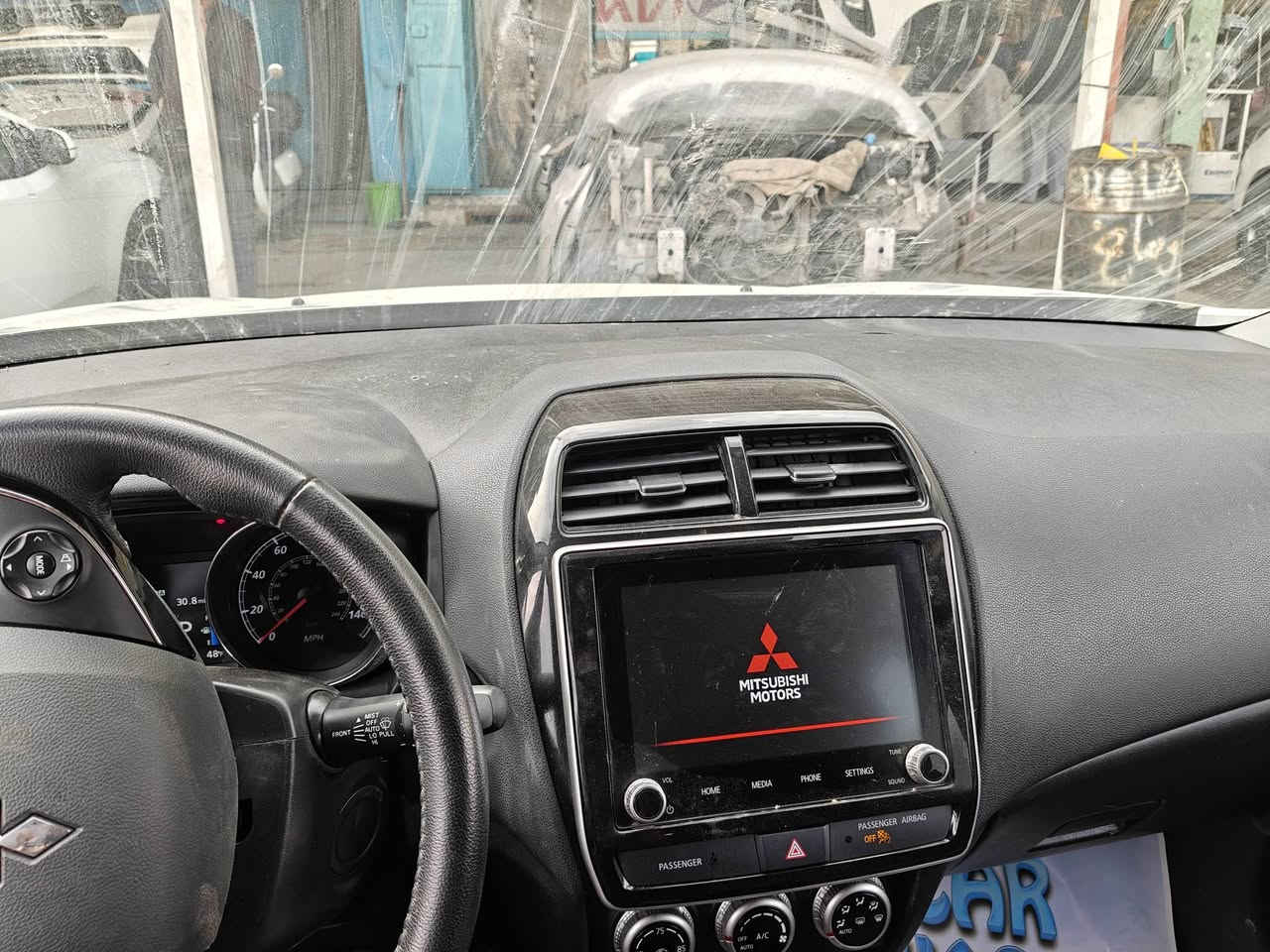 متسوبيشي اوتلندر موديل 23 وارد امريكي 
بصمة تشغيل وبصمة ابواب 
رادارات امامي وخلفي وجانبية 
 فور ويل تدفئة بالمقاعد 
محرك اربعه سلندر 2000 سي سي 
توقف ذاتي 
مانع انزلاق 
مانع تصادم 
شاشة كبيرة تدعم ابل كار بلي 
كامرة 
تبديل چاملغ وبنيد
السعر 135 ورقة وبيها مجال 
للاتصال ***********
