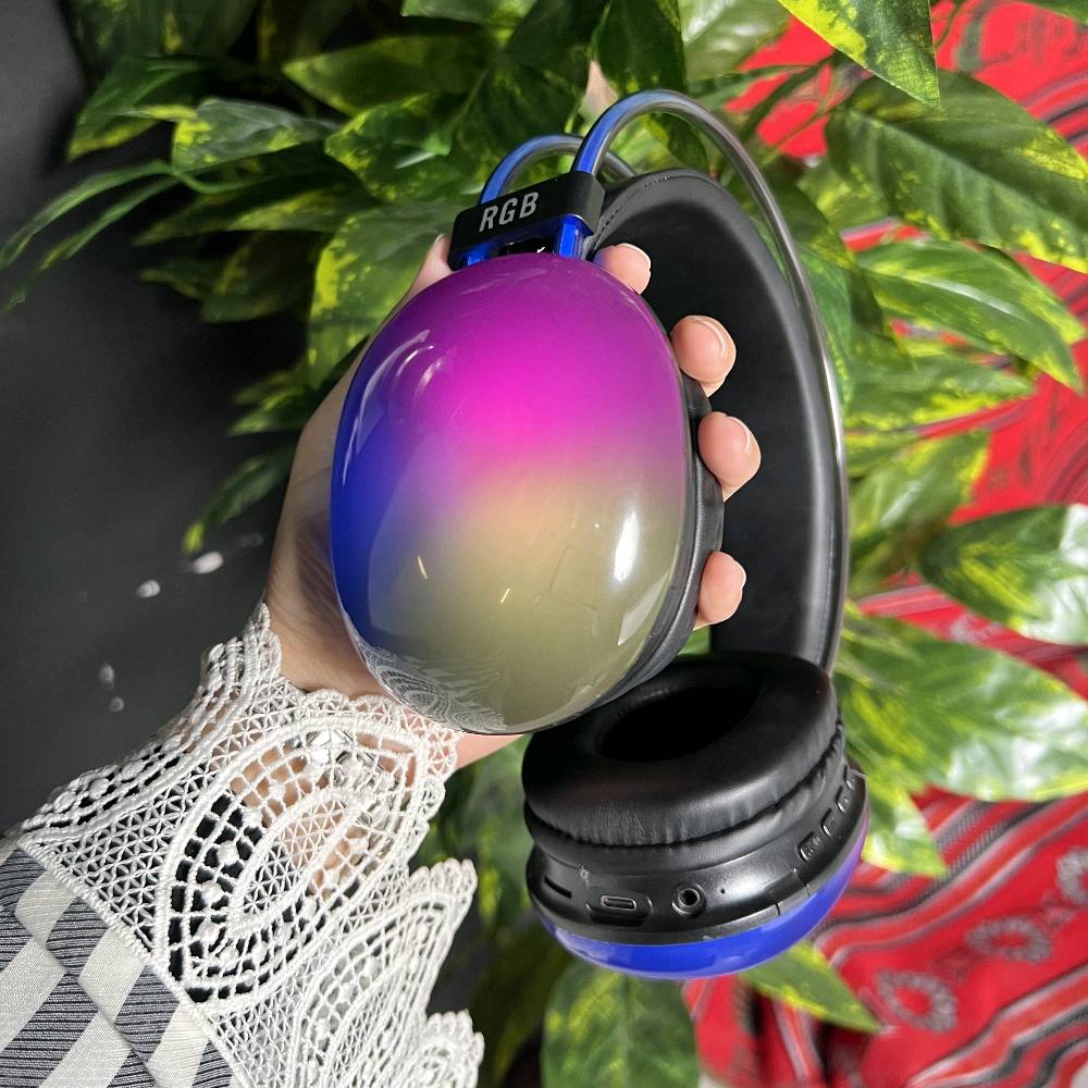 سماعة الألعاب اللاسلكية RGB PG580 Disco Pulse

استمتع بتجربة صوت وإضاءة مميزة مع سماعة PG580 اللاسلكية بتصميم RGB عصري مناسب للألعاب والموسيقى والاستخدام اليومي.

• اتصال لاسلكي Wireless V5.3 لحرية أكبر أثناء الاستخدام

• إضاءة RGB LED متعددة التأثيرات بتصميم ملفت

• وحدة صوت بقطر 40mm لصوت واضح وعميق

• مايكروفون مدمج للمكالمات والدردشة

• تدعم أزرار تحكم متعددة لتغيير الأغاني والتحكم بالصوت والرد على المكالمات

• تدعم كارت TF مع منفذ شحن Type-C

• الموديل: PG580 Disco Pulse
• نوع الاتصال: Wireless V5.3
• نوع المنتج: Wireless Gaming Headphones
• قطر السماعة: Φ40mm
• نطاق التردد: 20Hz – 20kHz
• الحساسية: 119±3dB
• الجهد المقنن: DC 5V
• التيار المقنن: ≤1mA
• سعة البطارية: 800mAh
• وقت الشحن: حوالي ساعتين
• الوزن: 320g ±5g
• الشحن: Type-C
• المزايا الإضافية: ANC Intelligent Active Noise Reduction / Built-in Mic / RGB Lighting

محتويات العلبة:
• سماعة PG580 RGB
• كيبل شحن Type-C
• كتيب التعليمات
