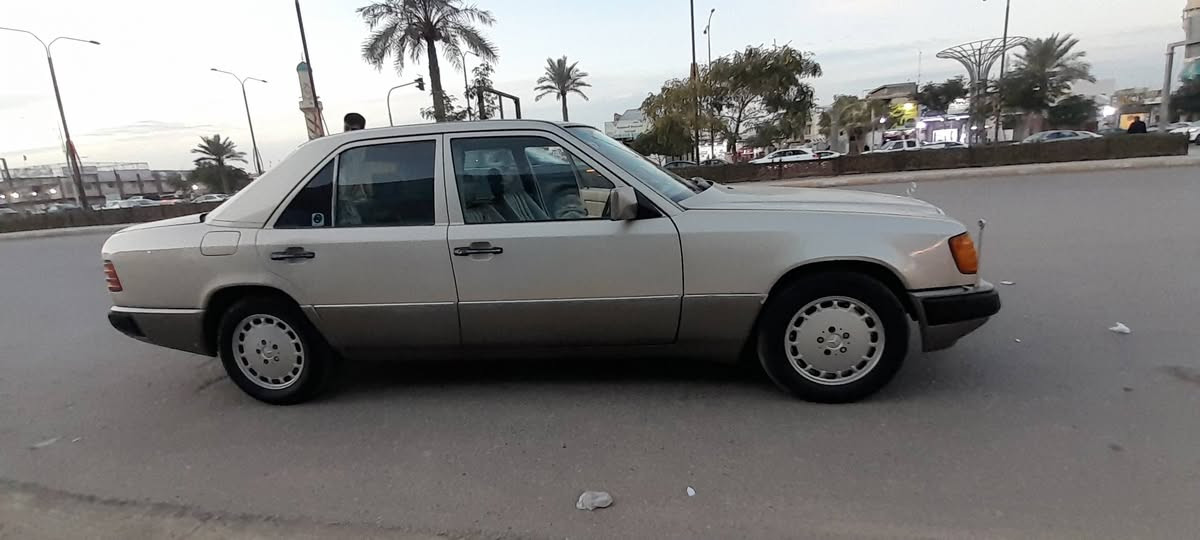 السلام عليكم..
مارسدس 300 محرك ابلاد السيارة 
جديدة مواصفاة اسلايت كشن كهرباء
السعر المطلوب ٧٣ وبيها مجال العنوان
فلوجه السيارة جديدة ومال جناي
***********
***********
