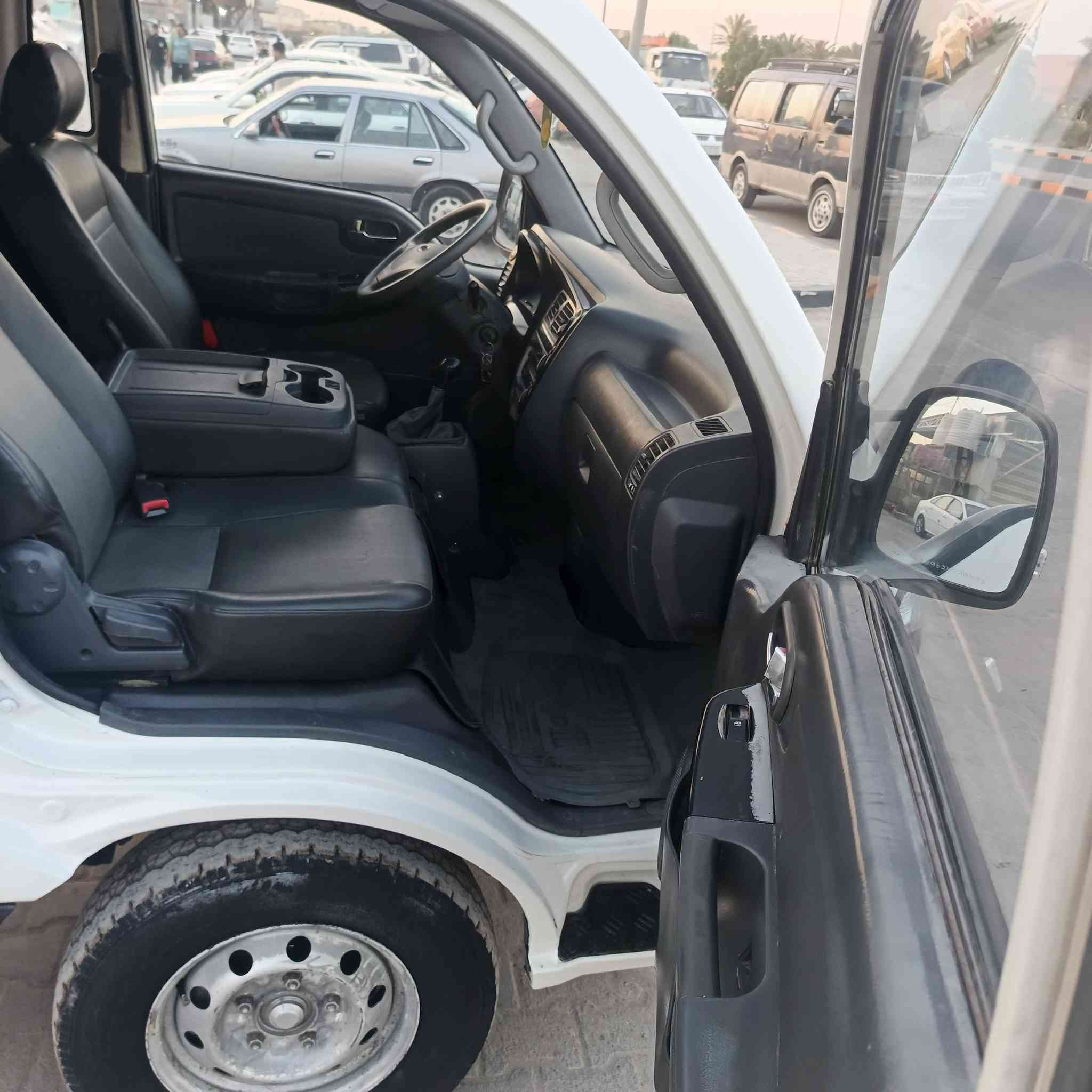 كيه براد 2007 للبيع
محرك  (صوبه أو هيتر )جديد مسكر 3000 توني شاده /امحور بم ونوزل 
السياره محدثه 18 بجم كامل + كشنات 
السياره معمره 
التبريد شغال ينزل 17 الخلفي 
تخم تاير كله جديد
السياره بسمي إنكليزي 
السعر 105 أو بيه مجال بسيط للشراي
***********
