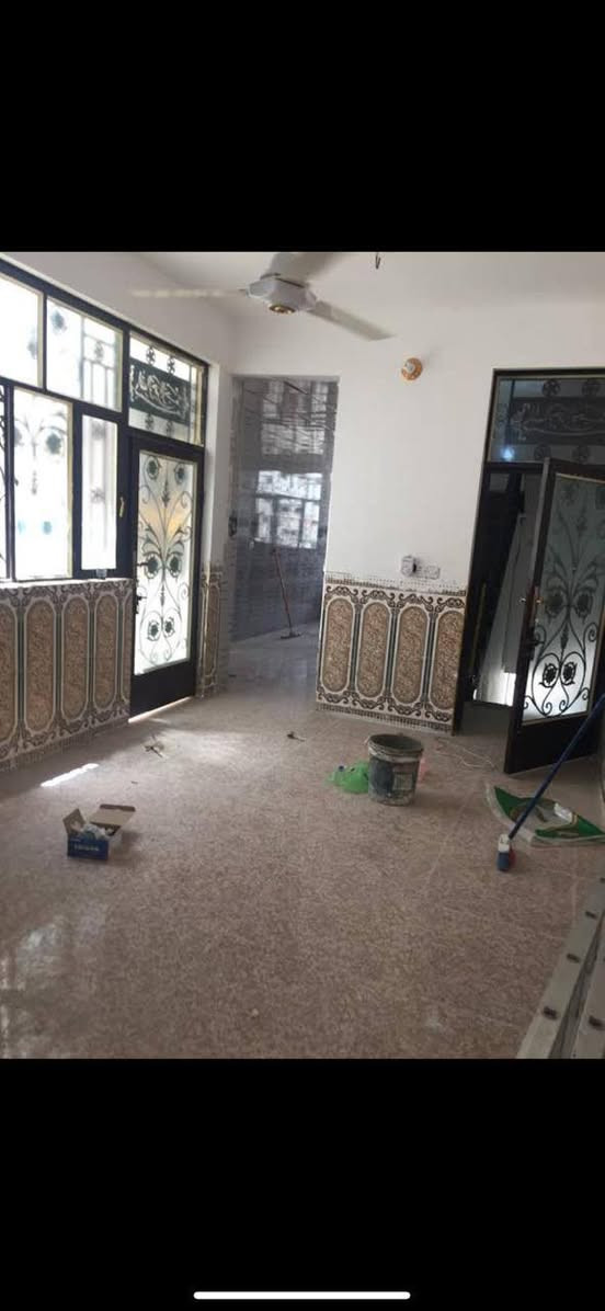 شقه حديثه للاجار مساحه ١٠٠ متر بعقوبة على شارع الرئيسي لجرف ملح تجاريه تحتوي على غرفه نوم وهول ومطبخ وصحيات وبالكونه الاجار (٣٠٠ ألف) (***********)
