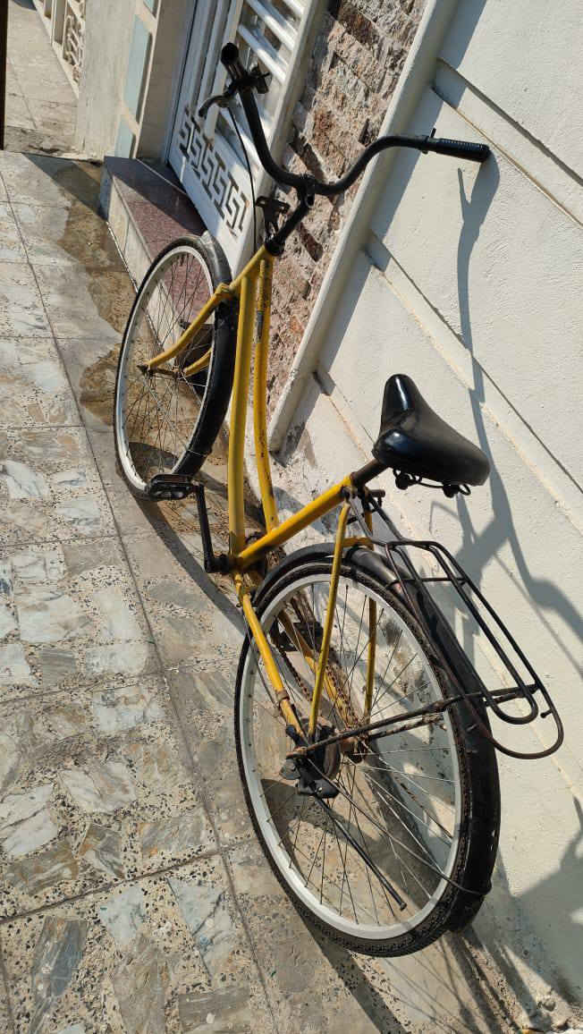 السلام عليكم بايسكل بناتي للبيع حجم 26 
مابي نقص بس يرادلة سيمين للتاير الخلفي 
تايرات وجوابة جديدة بريك شغال السعر 40 الف وبي مجال مكاني بغداد الجديده رقم الهاتف ***********
