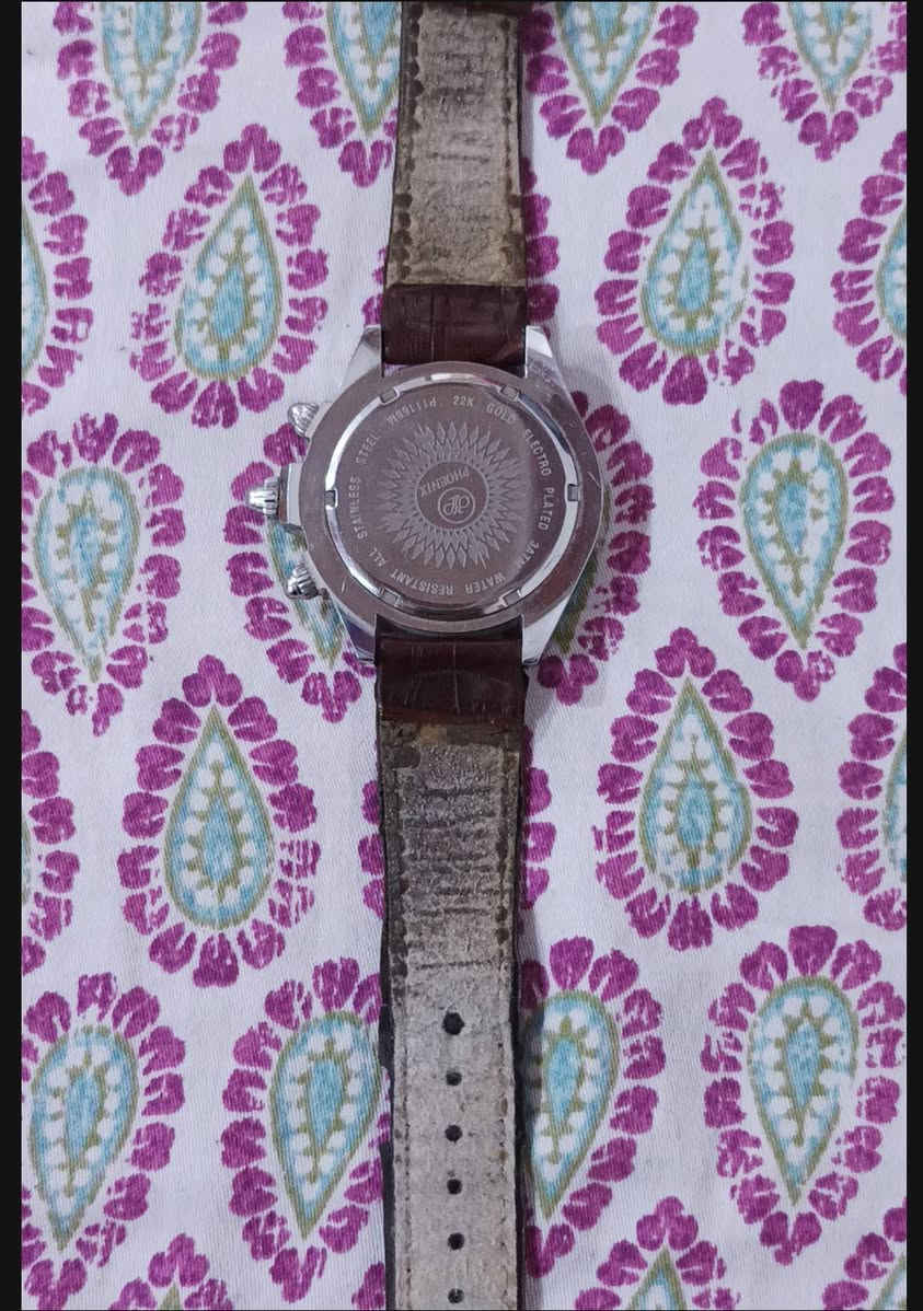 ​المواصفات: ساعة كرونوغراف (Chronograph) كلاسيكية بقرص أبيض وتصميم فخم.
الطلاء: مطلية بذهب عيار 22K (Electro Plated) مع الحفاظ على لمعتها.
​الهيكل: ستيل كامل مقاوم للصدأ (All Stainless Steel).
​الحالة: الساعة مستعملة وتعمل بدقة عالية، مقاومة للماء (3ATM).
للجادين فقط، يرجى التواصل عبر الرسائل أو الاتصال ماسنجر


**إذا كنت صاحب هذا الإعلان وتريد حذفه لأي سبب، رجاءا أرسل رسالة إلى الدعم الفني**