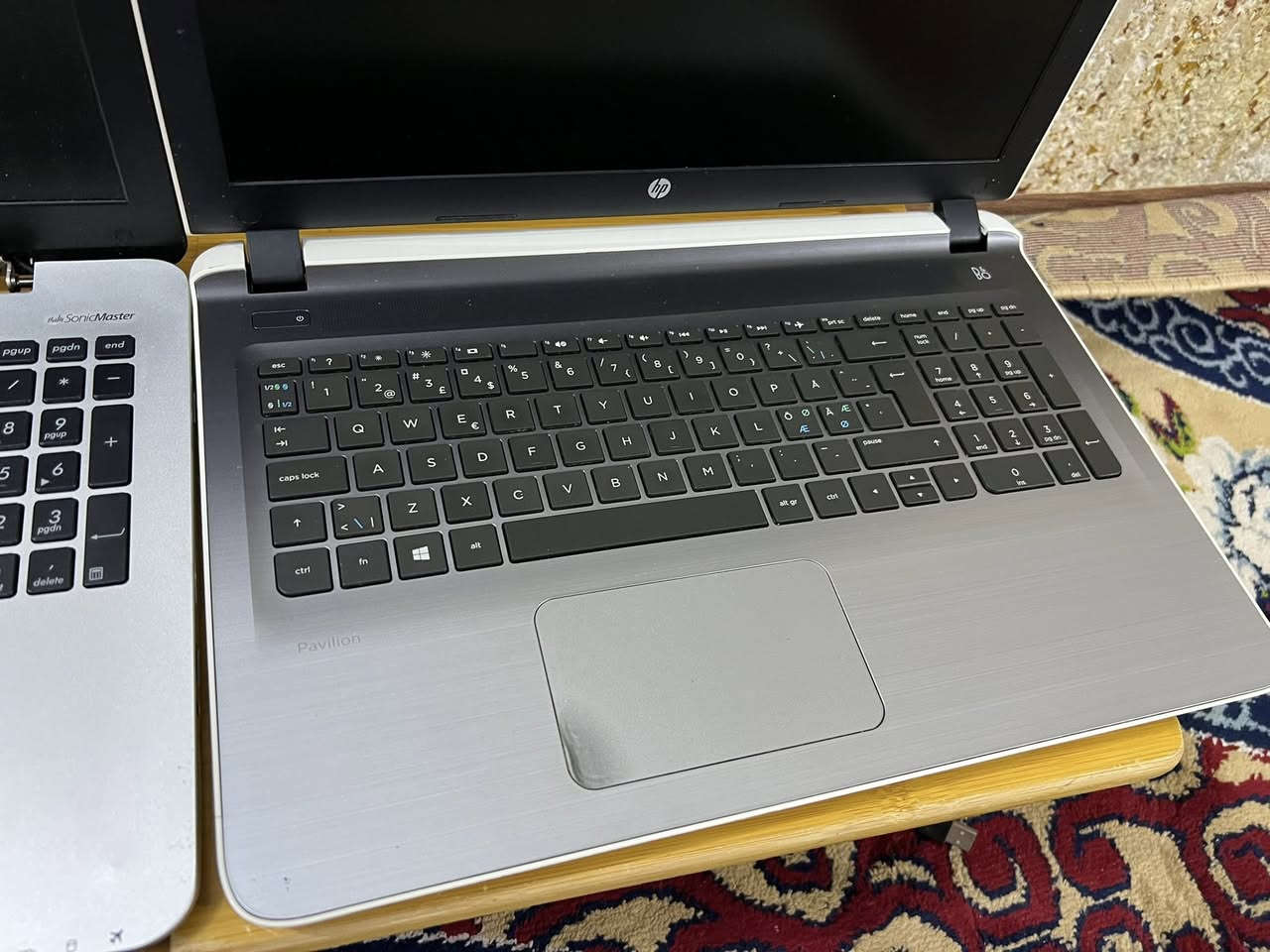 شلعة لابتوبات 
١- اسوس كوراي فايف الجيل الرابع 
الرام ٨ 
الهارد ٢٥٦ اس اس دي 
كارت الشاشة الاول انتل ٤ 
كارت شاشة ثاني نيفيديا ٢ 
حجم الشاشه ١٥.٦
٢- اج بي ابيض معالج amd 
الرام ٨ 
الهارد ٢٥٦ اس اس دي 
كارت amd 
٣- اج بي رصاصي معالج amd 
الرام ٨ ddr 4 
الهارد ٢٥٦ اس اس دي 
كارت الشاشه amd 
السعر ٥٠٠ ألف للكل 
اللاتصال ع الرقم ***********
