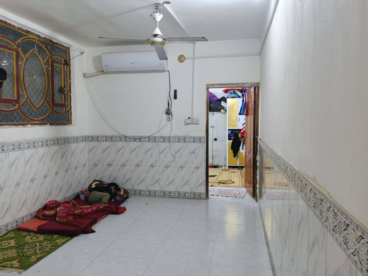 دار سكن المساحة 100م شرك الواجهة 5م والنزال20م بناء ثرمستون عكاده  الفداء مقاطعة 24 خلف شارع 60  يتكون من غرفة + صاله كبيره + مطبخ+ صحيات + استقبال غير مكتمل مع كافة الخدمات كهرباء مجاري ماء  قريب على المدارس السعر 50 للاستفسار ***********
