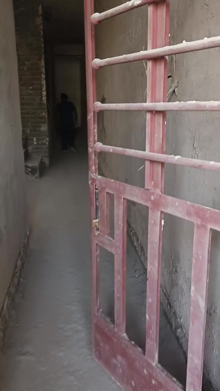 السلام عليكم
دار طابقين يسلم بياض جاهز  ماء كهرباء جاهز نقصه سيراميك وارضيات  ارضي بيت بنيه فرع ٢٧ 
السعر ٩٠ قابل للتفاوض ***********
