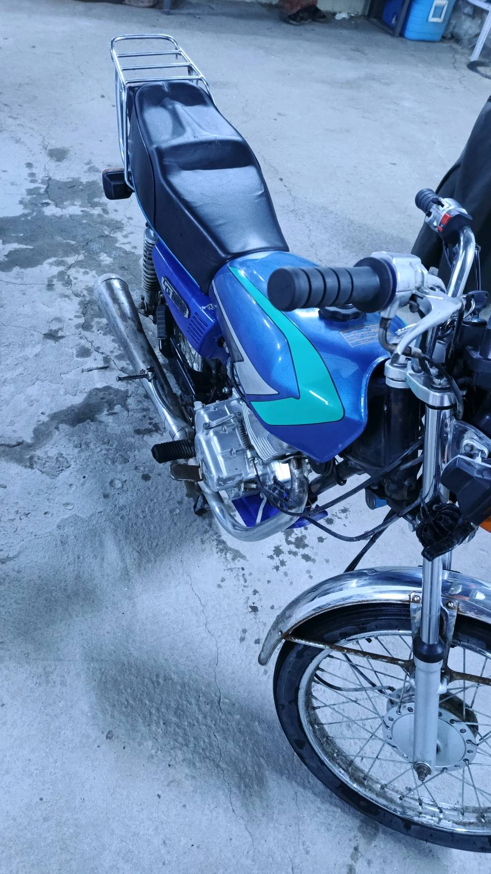 دراجة نضيفة واتخبل تاخذها تترحملي ومداريها دهن وبانزين ومستعجل على بيعتها لان عندي قصد مال جامعة اريد اسدده 