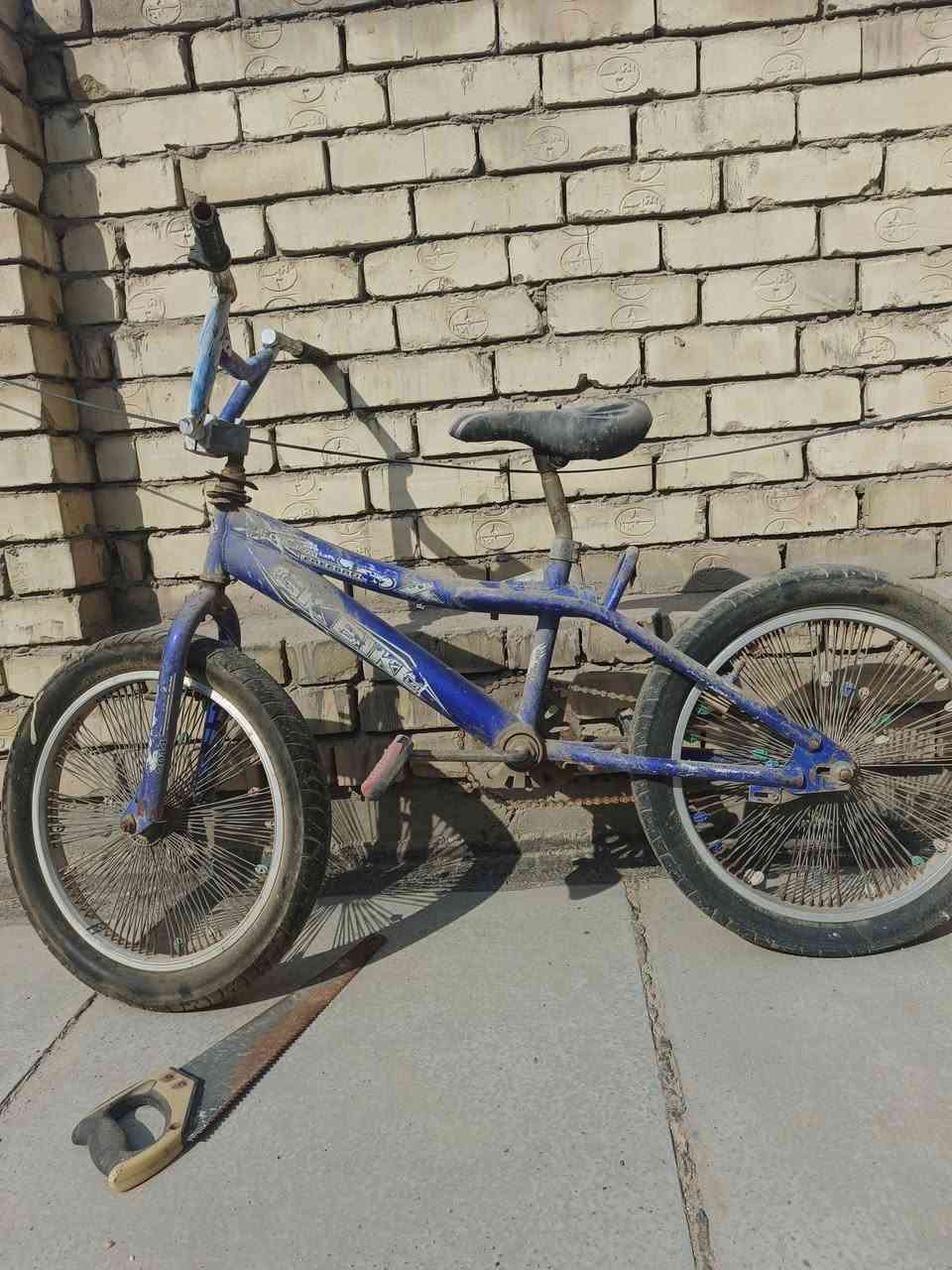 سلام عليكم شلعه بايسكلات للبيع عوزهن تصليحلت بسيطه اكو تايرات خربانه اكو سنجيل خربان يعني حسب اني بايعلكم كوم حديد السعر 140  للاتصال على الرقم ***********
