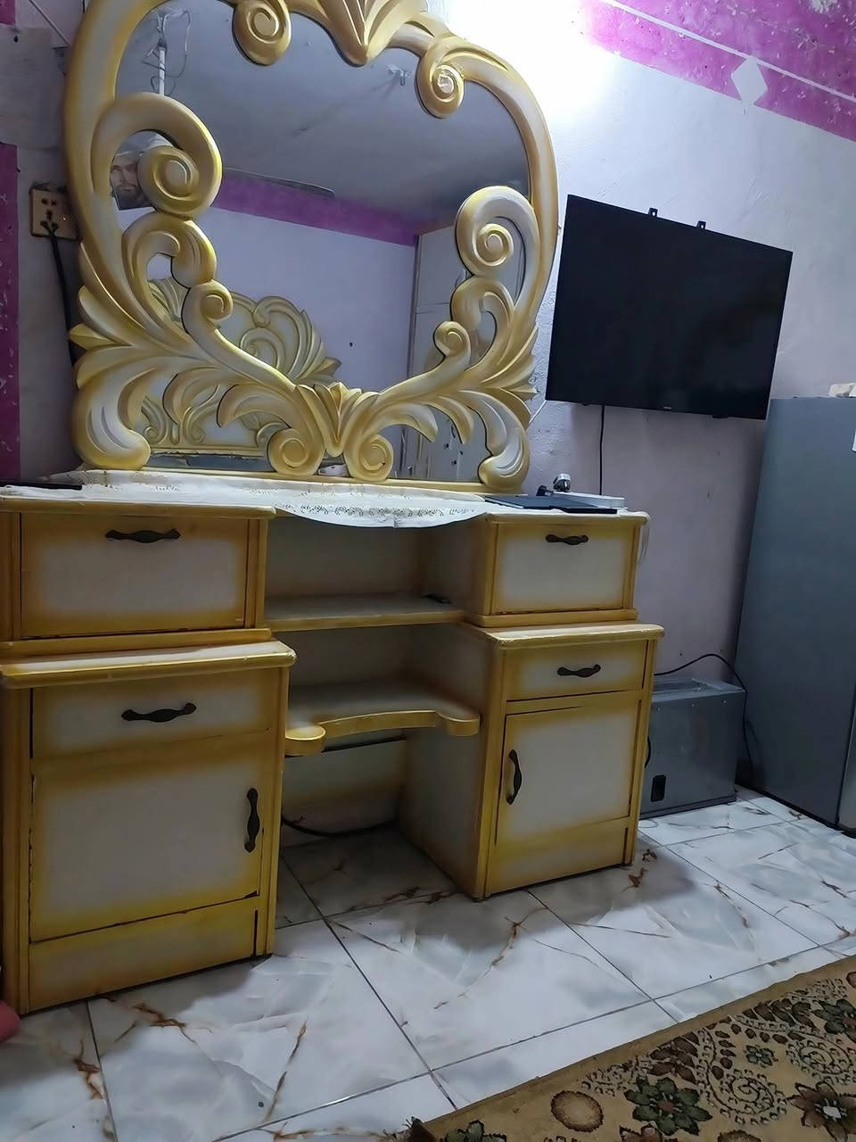 غرفة نوم للبيع  نجاره عراقي السعر ٥٠٠ وبيها مجال نظيفه ***********
