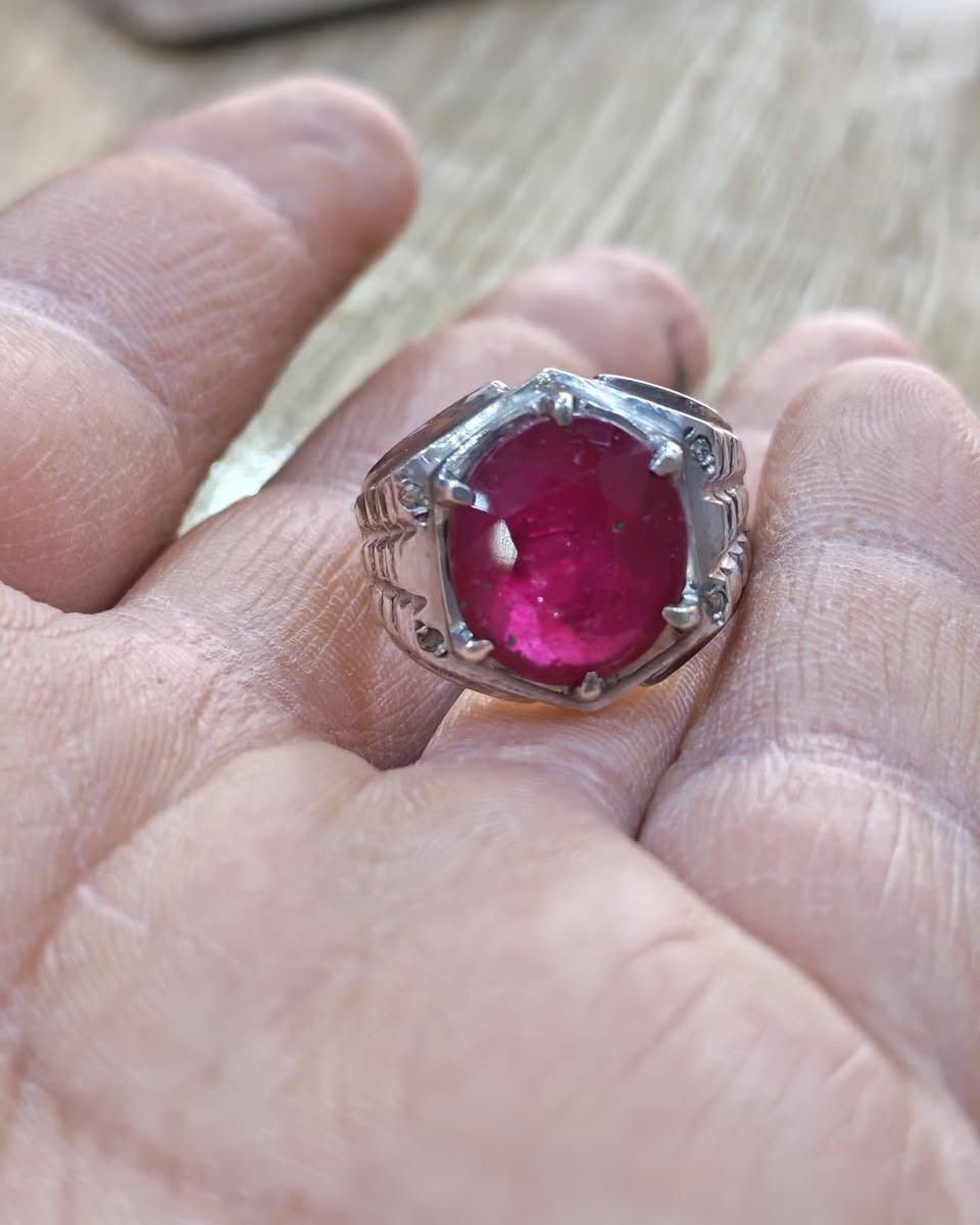 ياقوت أفريقي صياغة  VIP تطعيم  ماس السعر 100 قفل بدون عملة وزن الخاتم 15غرام 
*********** بغداد توصيل موجود
