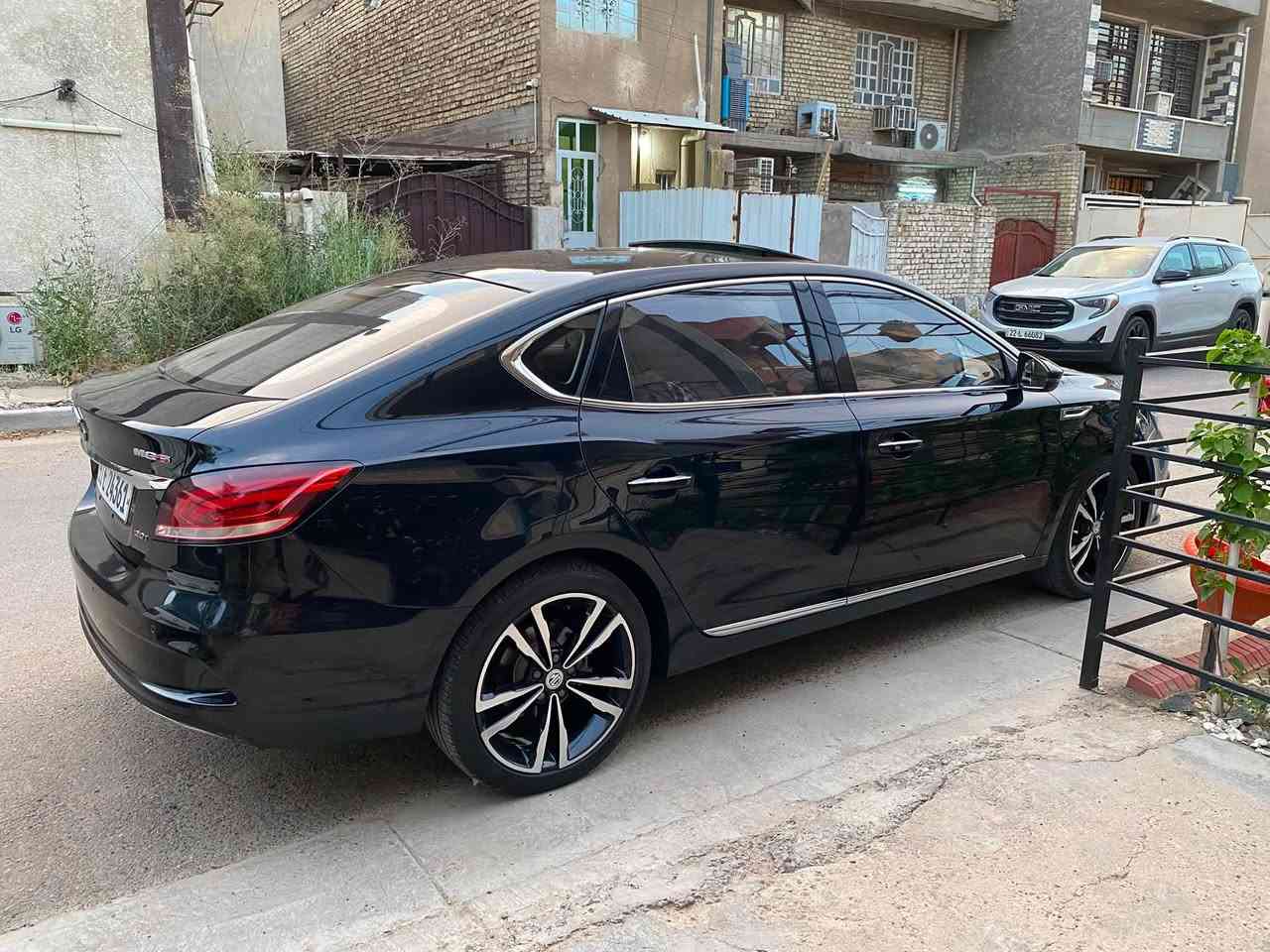 بسم الله الرحمٰن الرحيم

⸻

🚗 MG6 موديل 2023 فول مواصفات – للبيع على   الشرط التحويل  🔥

🔹 مكفولة من الصبغ والضربة (شاصي وكالة 100%)

🔹 استعمال شخصي ونظيف جداً

🔹 جاهزة استخدام فوري – ما تحتاج تذب عليه ولا فلس وادامه كامله كله جديد 🧿

⸻

✨ المواصفات (فل كامل):

🔴 داخل احمر + اسود 

✔️ 3انضمة قياده  ( سبورت + نورمال + ايكو )

✔️ نضام اوتو هولد 

✔️ هاند بريك دكمه 

✔️ فتحة سقف 🌤️

✔️ شاشة كبيرة + نافيكيشن

✔️ كاميرا + حساسات أمامي وخلفي

✔️ مقاعد جلد فخمة

✔️ تشغيل بصمة + دخول ذكي

✔️ مثبت سرعة

✔️ تحكم ستيرن

✔️ عدادات ديجيتال

✔️ إنارة LED كاملة

✔️ مرايا كهرباء + طي

✔️ مكيف ثلج ❄️

✔️ مكينه 1500 تيربو 

⸻

💎 ليش هاي السيارة تختلف؟

🔥 شكل رياضي ملفت وين ما توقفها

🔥 صرفية بنزين ممتازة + عزم حلو

🔥 مواصفات فول بسعر أقل من السوق

🔥 نظافة على الشرط وتفحص وين ما تريد

⸻

💰 السعر:

💵120 (قابل للنقاش ) بعد المعاينة

⸻

📞 التواصل:

*********** او واتساب 

⸻

والرزق على الله اذا معجبتك السياره خلي لايك وتعليق علمود يصعد المنشور

⸻

 🔥 مكاني بغداد
      شارع فلسطين
