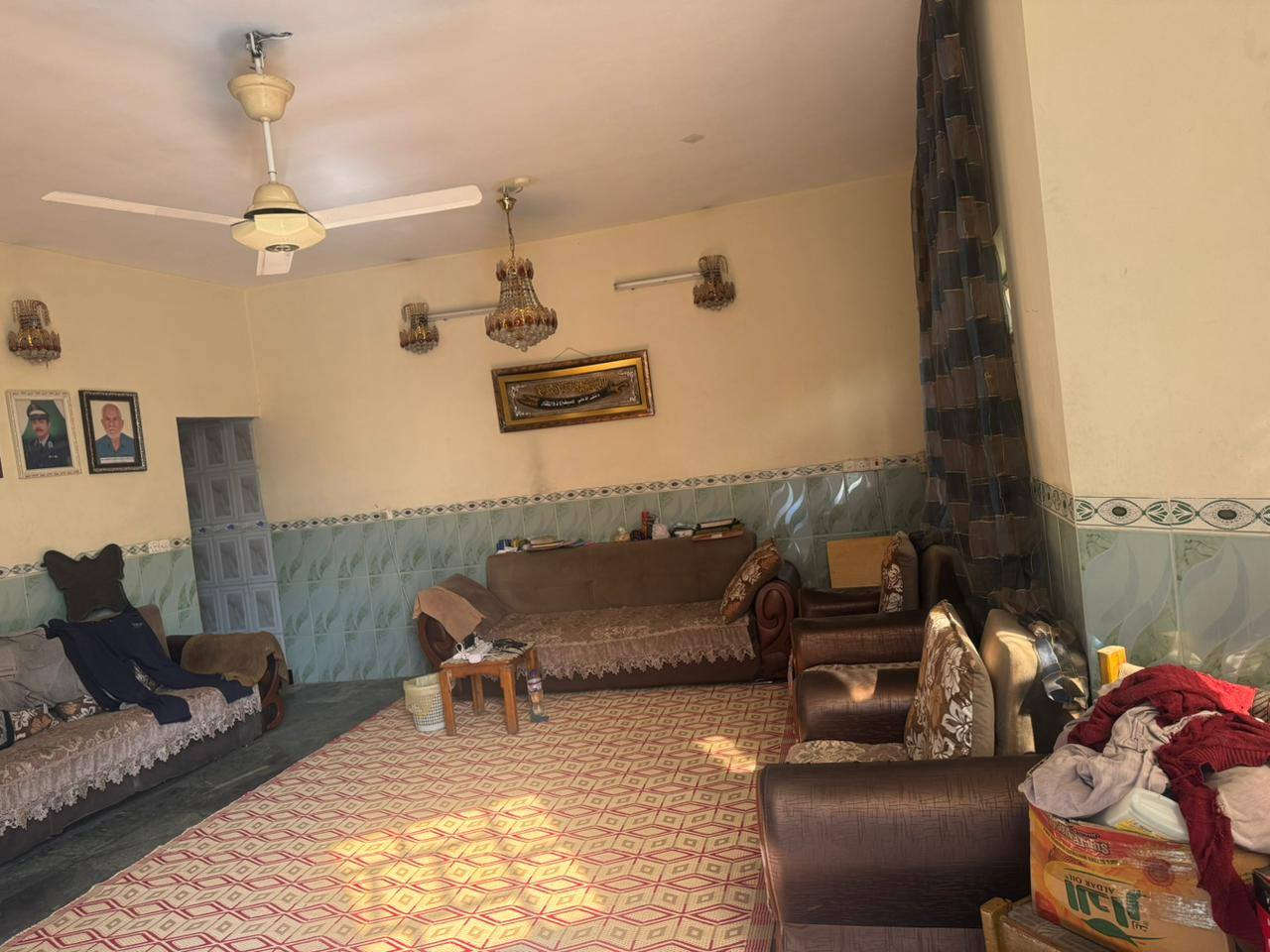 السلام عليكم ورحمة الله وبركاته اللهم صلي وسلم وبارك على سيدنا ونبينا محمد وعلى آل بيته الطيبين الطاهرين ... من رخصة مسوؤلي الكروب ... يوجد قطع من بيت للبيع طابو صرف سكني بناء نهاية عام ٢٠١٢ بجانب الرصافه ناحية بغداد الجديده بمنطقة الامين الثانيه نواب الضباط سكينه وكريات بسايد جامع الرحمن ( مقابيل التشجير ) قبل الجامع ب١٠ بيوت  ويبعد عن سريع القناة مسافة  ( ٢٠٠ ) م   مساحته 110م  جبهه 4.40م ونزال 25 م ( غير مقطوعه ) من اصل ٣٠٠ م  مساحة البيت الكليه ... رصيف البيت عرض (  ٤  ) م .... وعرض الشارع (  ١٥ ) م  ومقابيله تشجير  ... يتكون من ثلاث طوابق ... الطابق الارضي يحتوي على ...  كراج  + استقبال + حمام 
وتواليت شرقي (مشترك )+ منور كبير +حولي مع الدرج  + غرفة نوم  والطابق الاول يحتوي على ... ( ٢ ) غرفة نوم +  بلكونه  +  حمام وتواليت مشترك شرقي وغربي والطابق الثاني يحتوي على ( ١ ) غرفة نوم + حمام + تواليت شرقي + سطح اولي صغير ... ويوجد فوق الطابق الثاني سطح للبيت كبير   ....  ملاحظه/ البيت غير مقطوع.... ينقطع من البيت الي بالصوره المرفقه .... من جهة الحايط الي بي التانكي الاحمر ... وهاي الصفحه يوجد بيه كل الخدمات ... ويكون القطع على المشتري  ......   ....  للإستفسار الإتصال على الرقم واتساب *********** ( اترككم مع الصور + مقاطع الفديو... الخاصه ب ١١٠م  )
