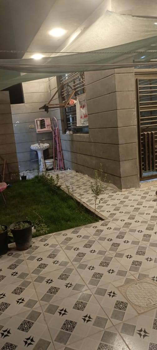 بيت للبيع مساحه  /180م
سند 25
المكان /زوير قرب الملعب الخماسي 
يحتوي 2 غرف نوم
مجمع صحيات 2
صاله هول مطبخ
طابوك جمهوري 
عرض الشارع 10 م تبليط 
السعر 165 وبي مجال 
للاستفسار اتصل ***********
