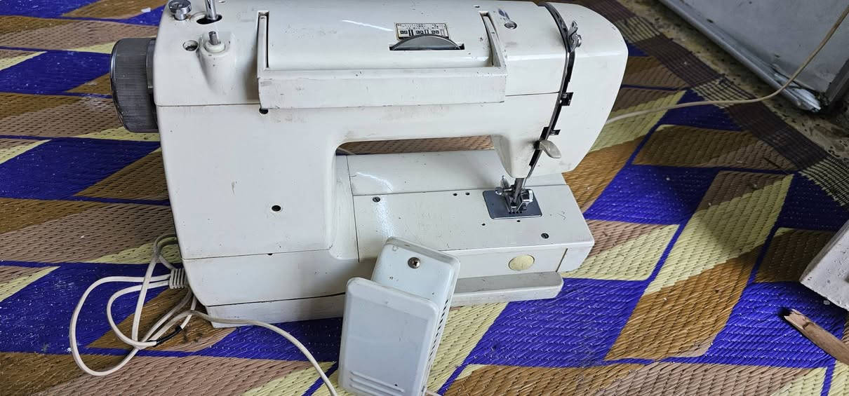 السلام عليكم شباب عندي مكينه خياطه صناعه ياباني جديده ونضيفه ما مستعمله كامله مكمله مع جنطه للمكينه السعر 150 قفل مكاني بغداد مدينه الصدر للستفسار او رقم الهاتف *********** وتدللون
