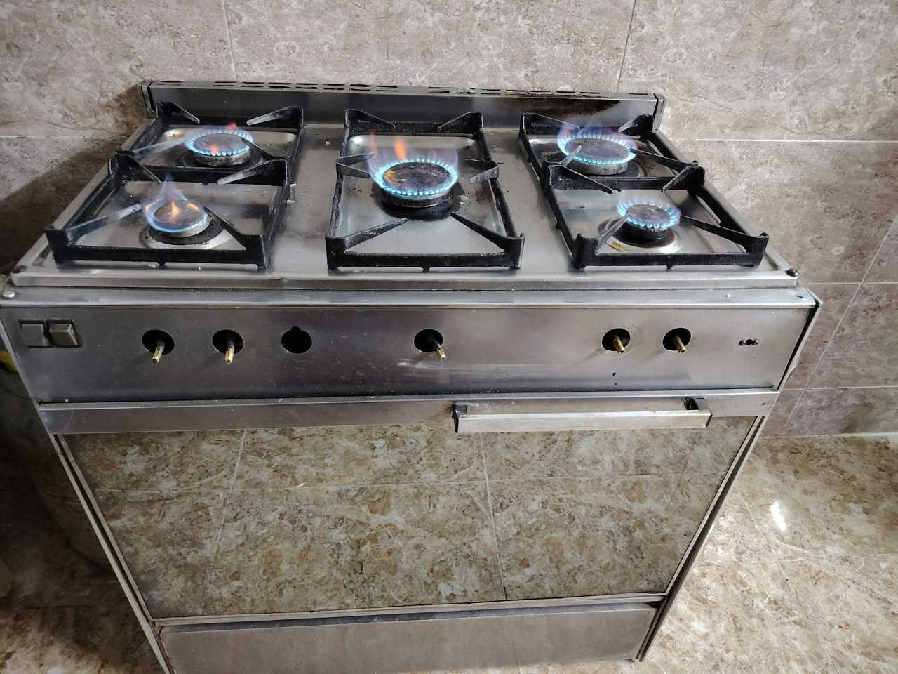 طباخ شغال كامل السعر 85 وبي مجال بسيط


**إذا كنت صاحب هذا الإعلان وتريد حذفه لأي سبب، رجاءا أرسل رسالة إلى الدعم الفني**