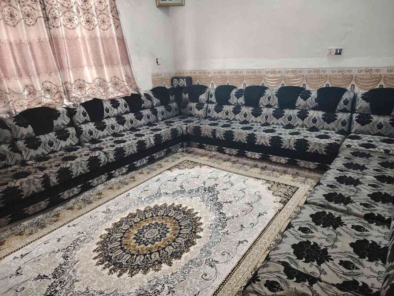 ديوان ١٢ مترللبيع اب شرط درجه اولى خشب عراقي السعر ٥٠٠ الاستفسار على الرقم *********** وكورك ***********
