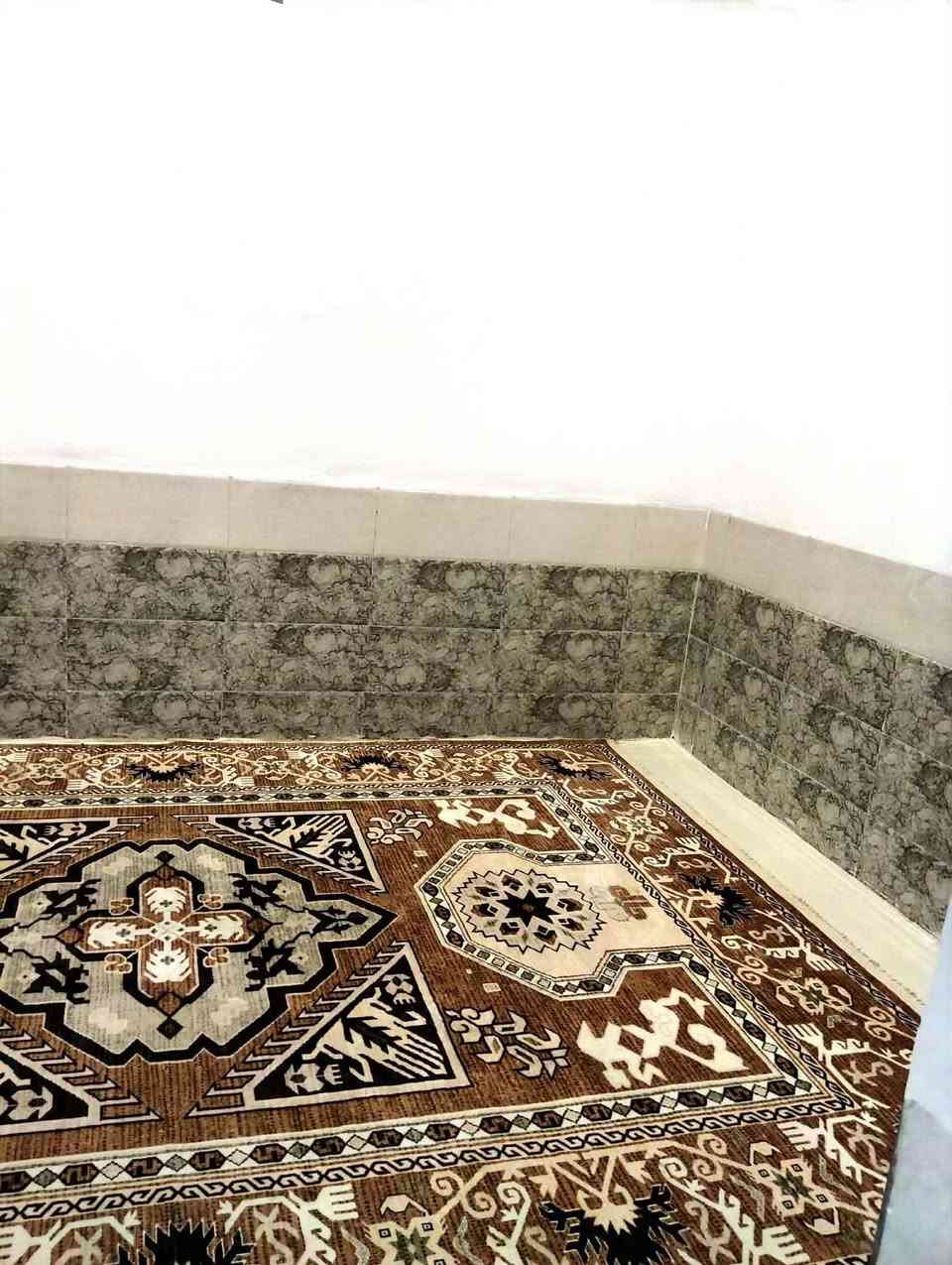السلام عليكم بيت لبيع  برئاسه الوزراء الأولى بصف الركن 3 بيت عن التبليط قاط ونص يحتوي على استقبال ومطبخ وثنين غرف نوم وثنين حولي مع 3 ثلاث صحيات كامل من كلشي نقص فقط شتايكر  الاستفسار الاتصال أو واتساب ***********
