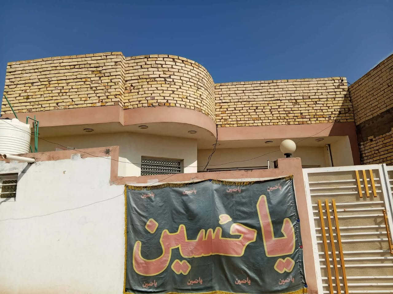 سلام عليكم بيت للبيع مساحه 200م بناء حديث مقابيل خضراء منطقت حي الحوراء شارع الحشد التفاصيل اكثر انتصل ع الرقم ***********
