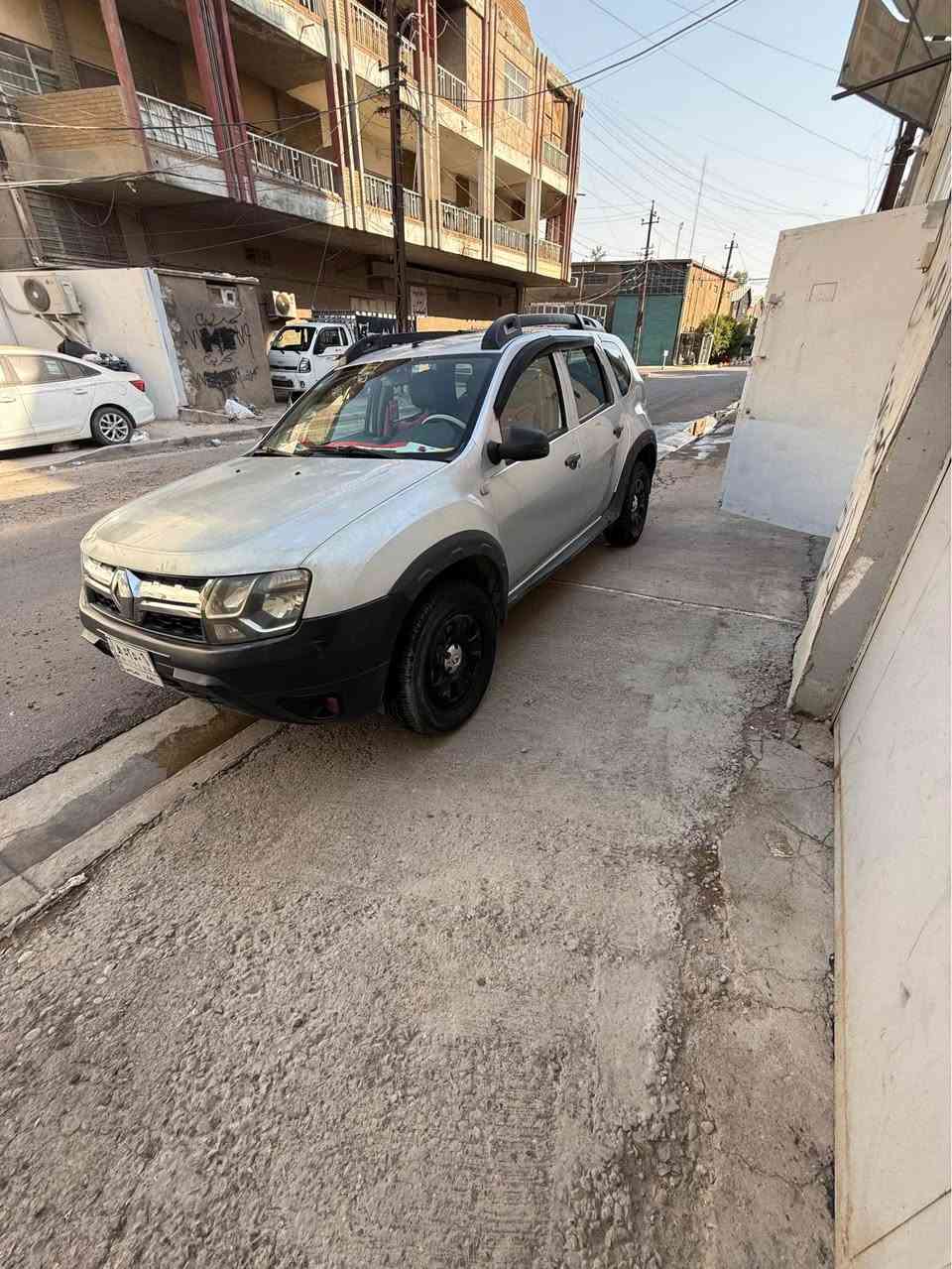 السلام عليكم رينو داستر موديل 2017 رقم بغداد محرك 2000 المرغوب كير AT ماشية 102 الف كم السيارة بيها صبغ جاملغات امامية وبنيد باسم زوجتي تبريد ثلج السيارة صدر جديد بارحة شديته وبيها شخط بالباب الصدر سنوية ساقطة 
السعر 6800$ وبيها مجال بسيط 
***********
مكاني بغداد بغداد, العراق
