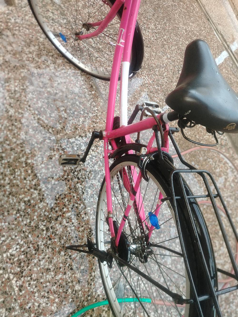 بايسكل وردي جميل بحالة جيدة مع جرس، مثالي للنزهات والتجول في المدينة. يتميز بهيكل متين وكرسي مريح.