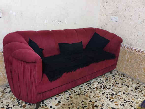 تخم نظيف للبيع مكاني شارع الكهرباء سعره 450
***********
