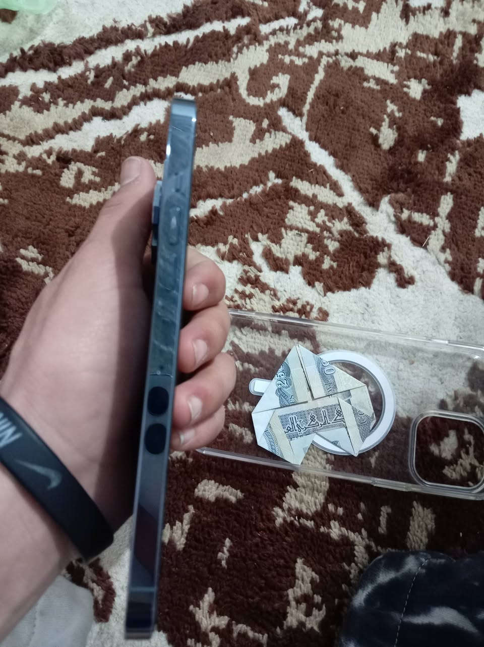 للبيع 13 برو ماكس نضافه فول الفول بطاريه 80 بلادي. لا تراسلني واكلي مرفوعه ع أيدي واخذ وافحص بكل المكاتب سعر 640  مو شراي لا تعبني بيه مجال للشراي رقمي ***********
