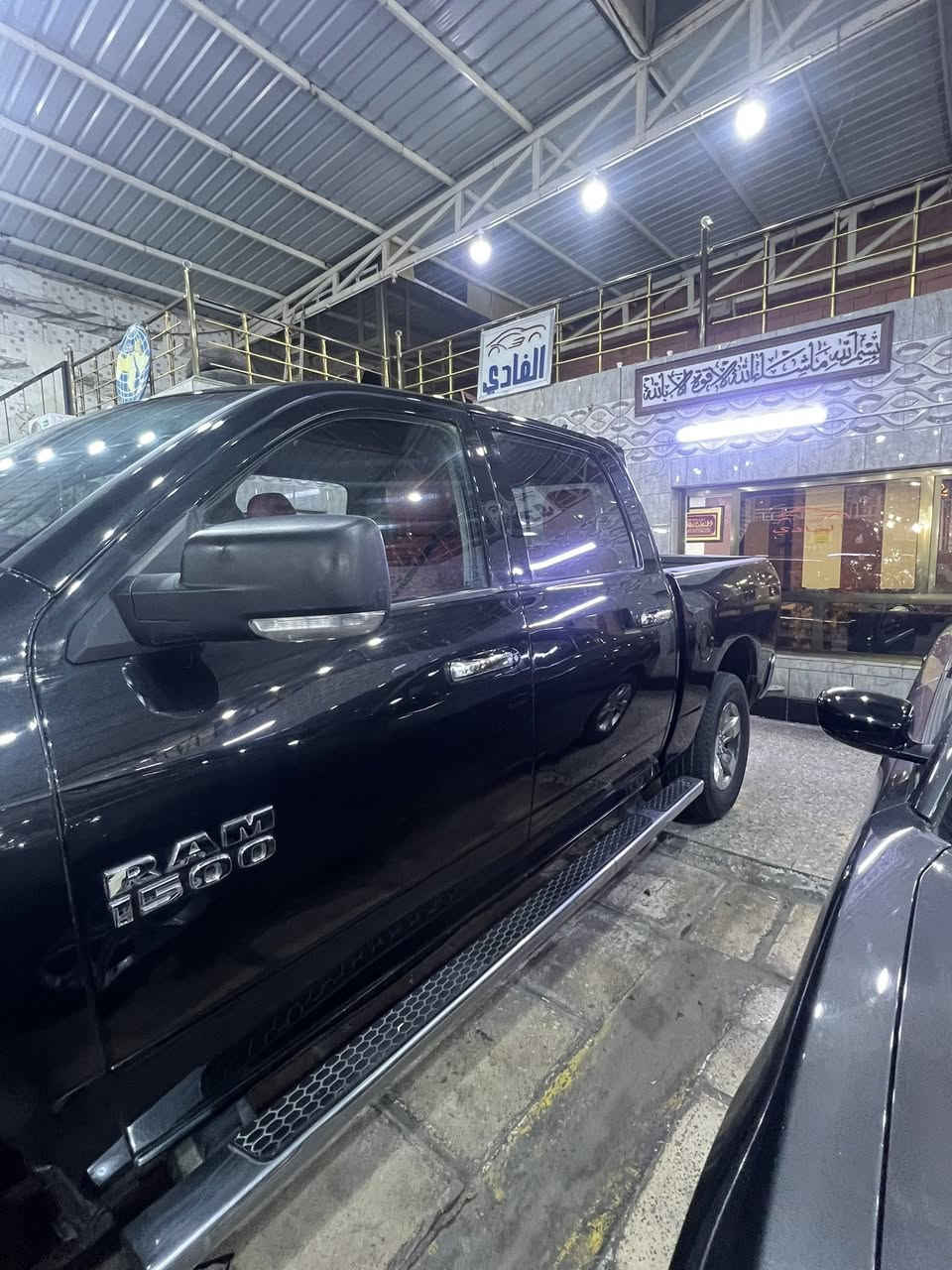 السلام عليكم
دوج رام بك هورن اصل  موديل ٢٠١٨ 
لون اسود رقم بغداد جديد v6(3600)
باب طويل بدي قصير المرغوب 
حادثه بابتين صبغ بدون دواخل بدون ايرباكات 
كير مكينه مكفولات داخل جديد متغير 
صدر عام جديد 
السعر ٢١٥ وبيه مجال
للاستفسار ***********
