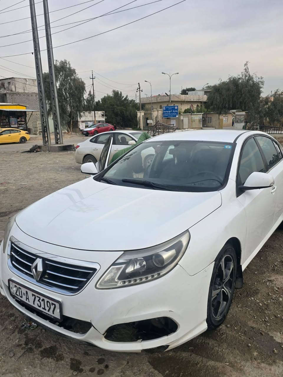 بسعر مناسب جداً 
رينو سافران للبيع موديل 17 رقم ديالى باسمي محرك كير كفاله فقط باب صبغ بدون دواخل السونار نشرته مكاني بعقوبة سعر 85 وبيها مجال ***********
