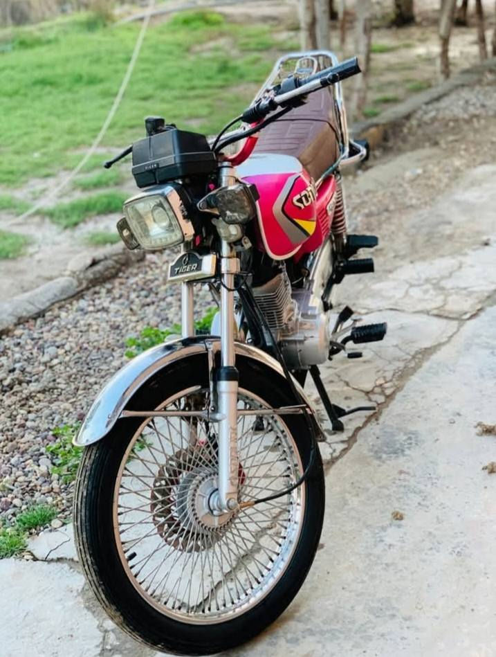 يا الله
سلام عليكم 
دراجه للبيع تايكر 2️⃣0️⃣2️⃣3️⃣🆕
دراجه كامله ما ناقصه شي ونصافه ١٠٠٪ 1️⃣محرك ما مفتوح شرط وعل فحص
2️⃣ كرهباءيات كل شقاله
 3️⃣لون مميز سكان رياضي 
4️⃣صالنصه جعره ام الصوت
📌مكان قرب مطار الصويره
 للستفسار الاتصال على الرقم 📞***********
