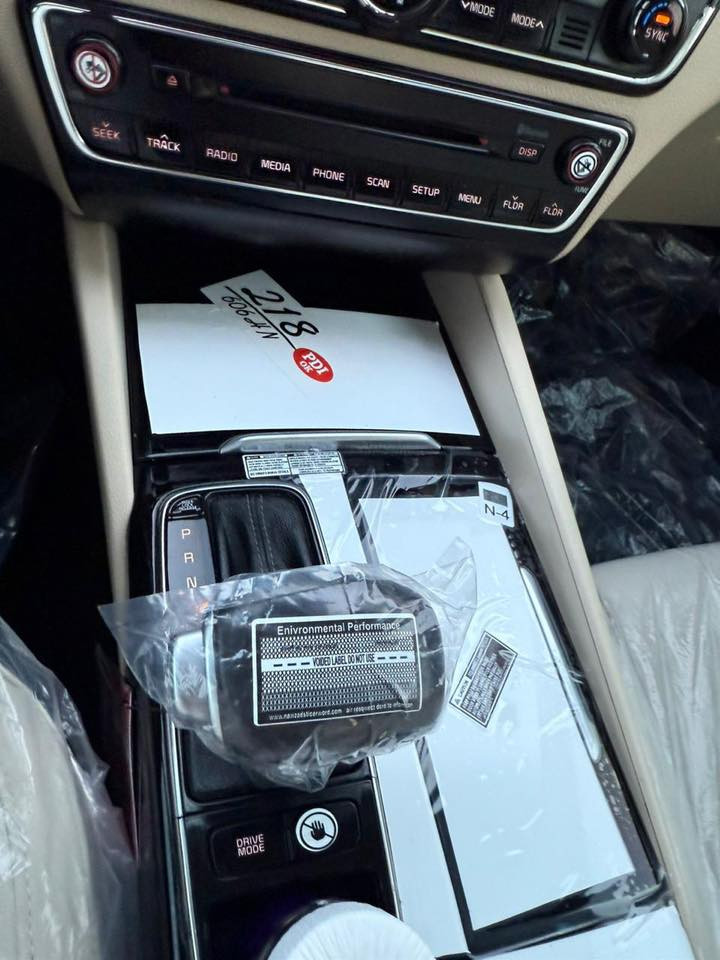 سلام عليكم كيا كدنزه الشكل الجديد 2018  ستلام شركه البخيت - خليجيه -كفاله عامه-بيه 40سم بارد ومصبوغ البنيد فقط-ماشيه87الف- سنويه جديده تحويل مباشر- او وكاله- كير -محرك- صدر - تخم تاير كوري سياره _ اي نقص مابيه _ حجم المحرك 3300دوش -V6 موقع السياره بغداد الصالحية -مواصفات السيارة -لد امامي حاجب-حساس خلفي - يدات نيكل داخل عسلي - لد خلفي - اشاير بل مري- مري كهربائي-ترحيب- تبريد قطعتين - تحكم نضام قياده- رقم صاحب السيارة *********** السعر 165$
