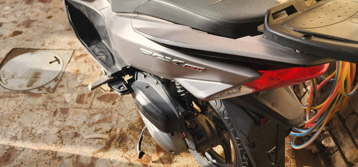 سلام عليكم، بي سي إكس الجيل الثاني، دراجة على يدي نزلتها من الرمبة، أخذتها بـ 20 ورقة ونصف.
قيمها بما يرضي الله وخذها من بغداد/الكرخ.

ملاحظة:
الجاملغ أنا شايله لأن بالشتوية يصير طين بيه.
وبيها شخوط بسيطة. 
***********
