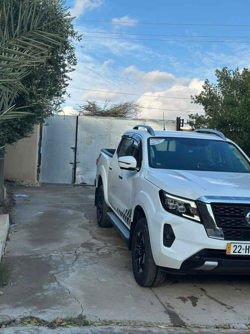 السلام عليكم 
للبيع فقط 
نيسان نافارا 2024خليجي شركه السور 
ضمان السور وبعدها بالضمان
ماشيه 20الف حقيقي 
 
فول مواصفات
4X4 دفع رباعي السياره
شاشه كبيره ونضام ابل كار بلي واندوريد اواتو 
كامرات امامي وخلفيه ومحيطيه وجانبيه 360 
حساسات امامي خلفي 
مري شفط ونضام ترحيب 
لد نهاري ولد ليلي كشاف ضباب امامي 
لايت أربع عدسات 
تحكمات ستيرن كروز تثبيت سرعه 
The engine Desil
محرك بسعه 2500ccتوين تيربو  بكير أوتوماتيك 9نمر 
السياره كفاله عامه من الدعاميه للدعاميه مكفوله من البارد والتبديل 
مكان السياره بغداد حي الجامعه او صلاح الدين بلد 
***********
265السعر بغداد, العراق
