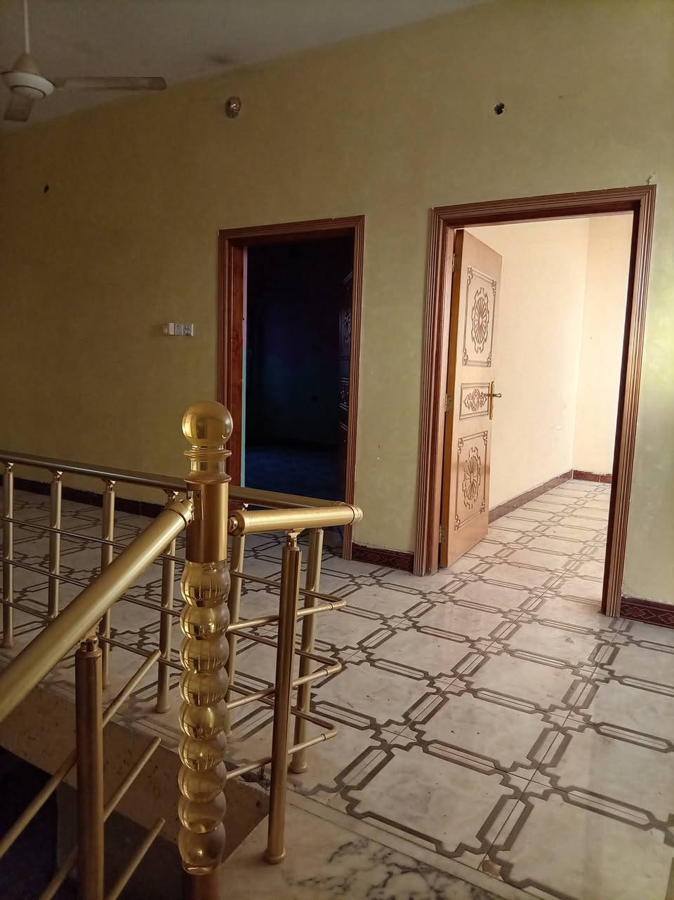 السلام عليكم بيت للايجار المساحه ٤٠٠ متر خمس غرف نوم وصاله واستقبال وطبخ وحديقه وصحيات داخليه وخارجيه العنوان المتنزه مقابل المشاتل للاستفسار الاتصال على الرقم *********** بيه وات ساب
